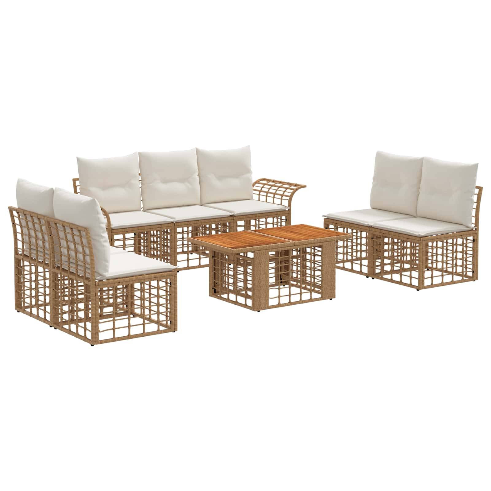 Vierteiliges Gartenmöbel-Set für Außenbereiche mit Rattanrahmen, weißen Kissen und einem Holzkaffeetisch auf weißem Hintergrund.