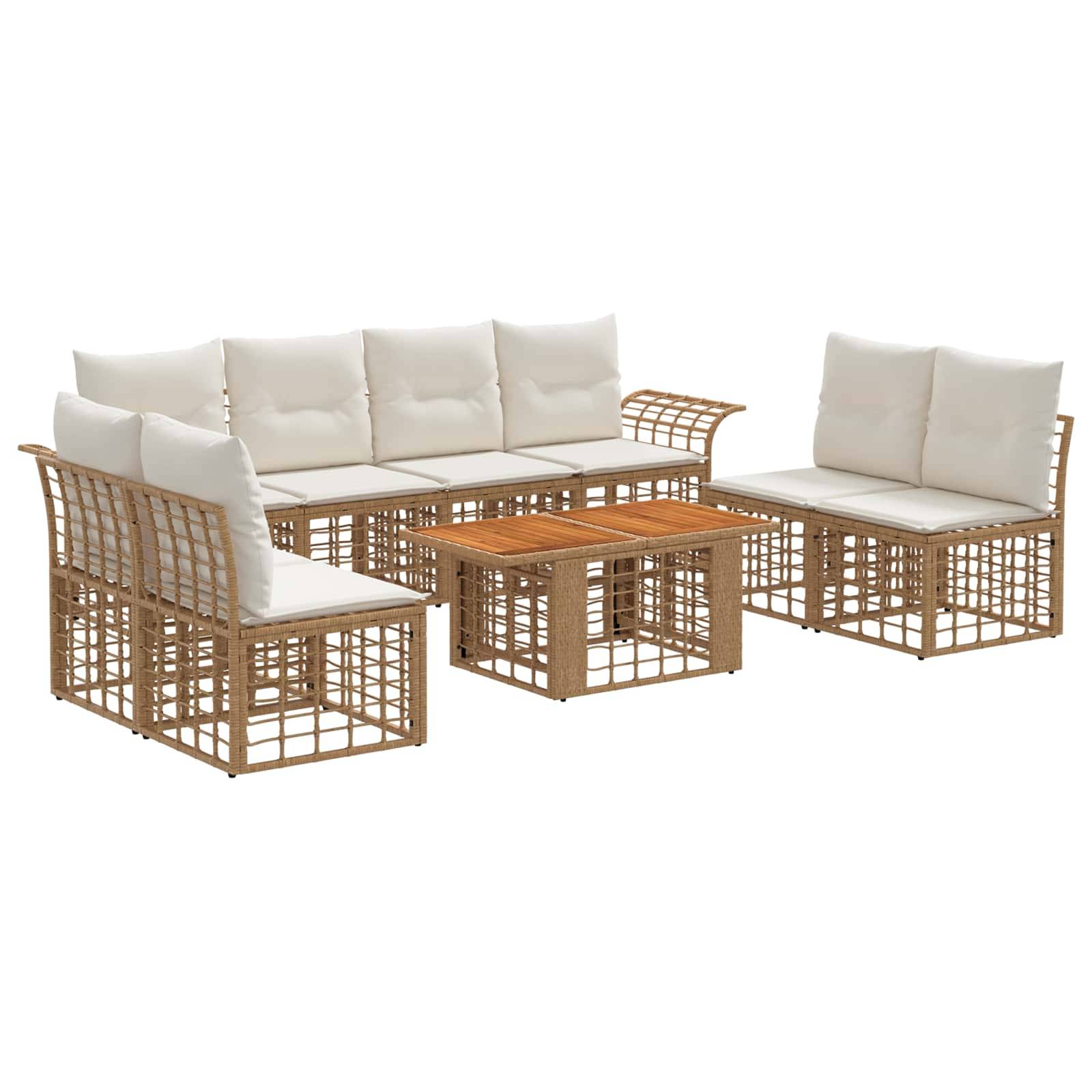 Rattan-Gartensitzgarnitur mit weißen Kissen auf weißem Hintergrund, bestehend aus einem Sofa, zwei Stühlen und einem Holz-Couchtisch.