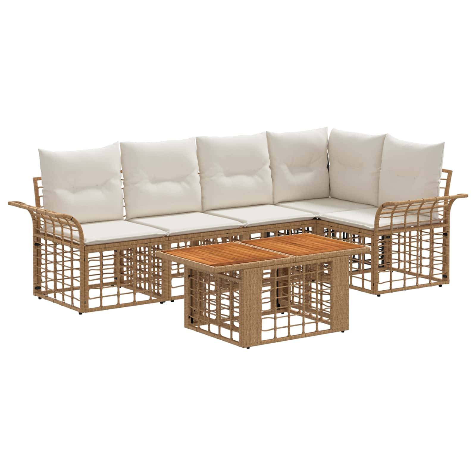 Schilfgeflecht-Außensektionalsofa mit weißen Kissen und passendem Couchtisch mit Holzplatte auf weißem Hintergrund