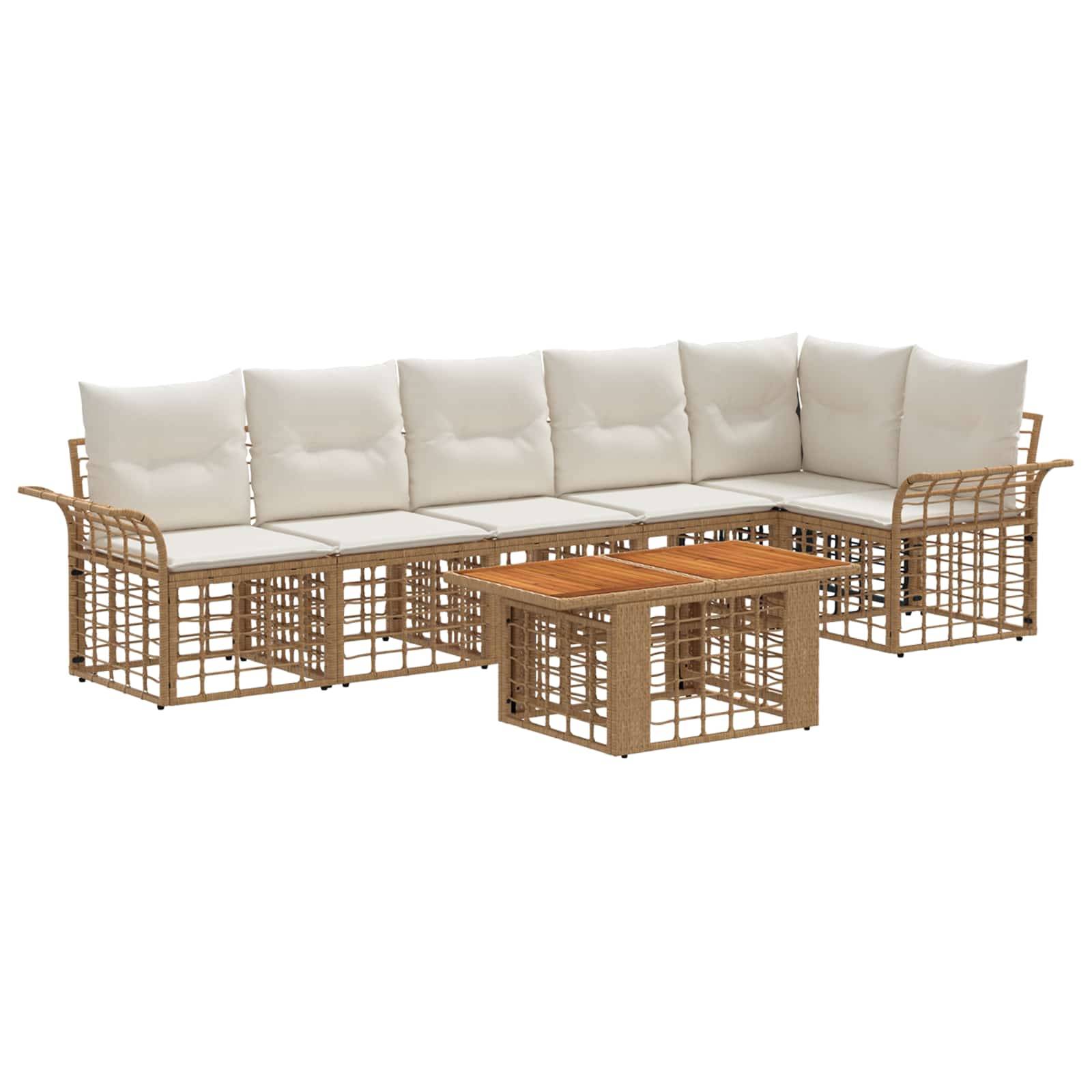 L-förmiges Outdoor-Polyrattan-Ecksofa mit weißen Kissen und passendem Holz-Couchtisch auf weißem Hintergrund.