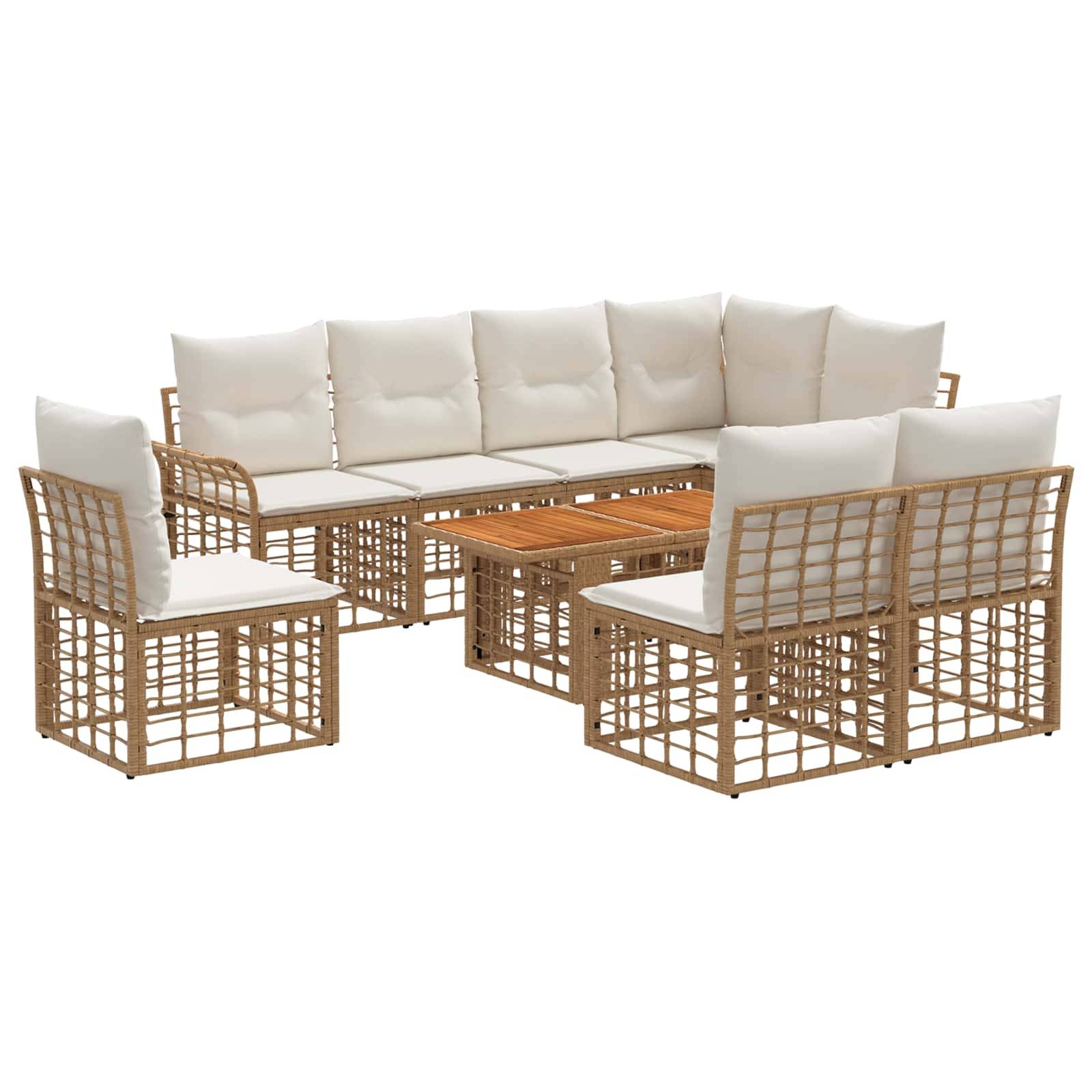 Sitzmöbel für Außenterrasse mit Rattanrahmen, weißen Kissen, Modulsofa, zwei Sesseln und einen Holzkaffeetisch auf weißem Hintergrund