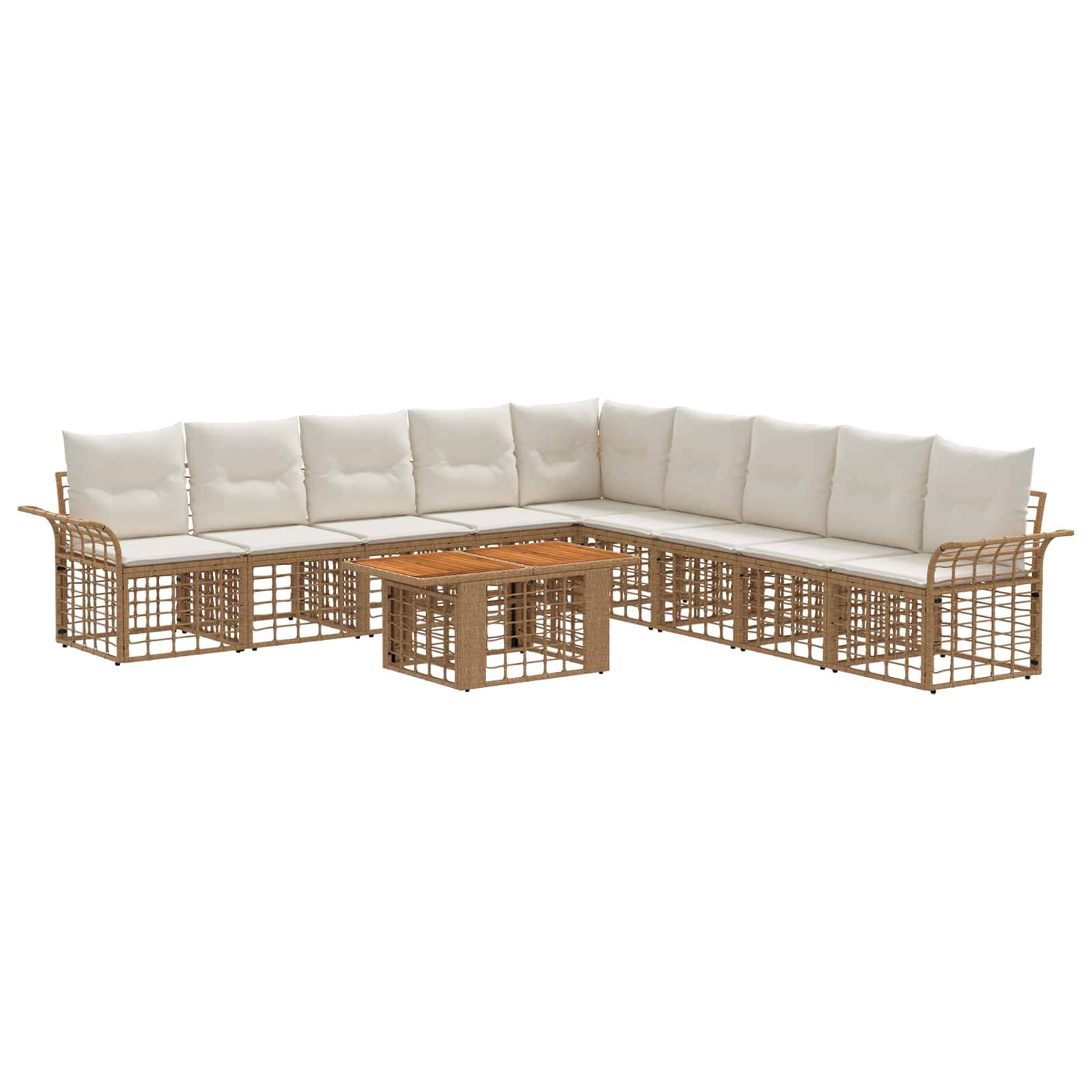 L-förmiges Korbgeflecht-Patio-Ecksofa mit cremefarbenen Kissen und passendem quadratischem Couchtisch auf weißem Hintergrund.