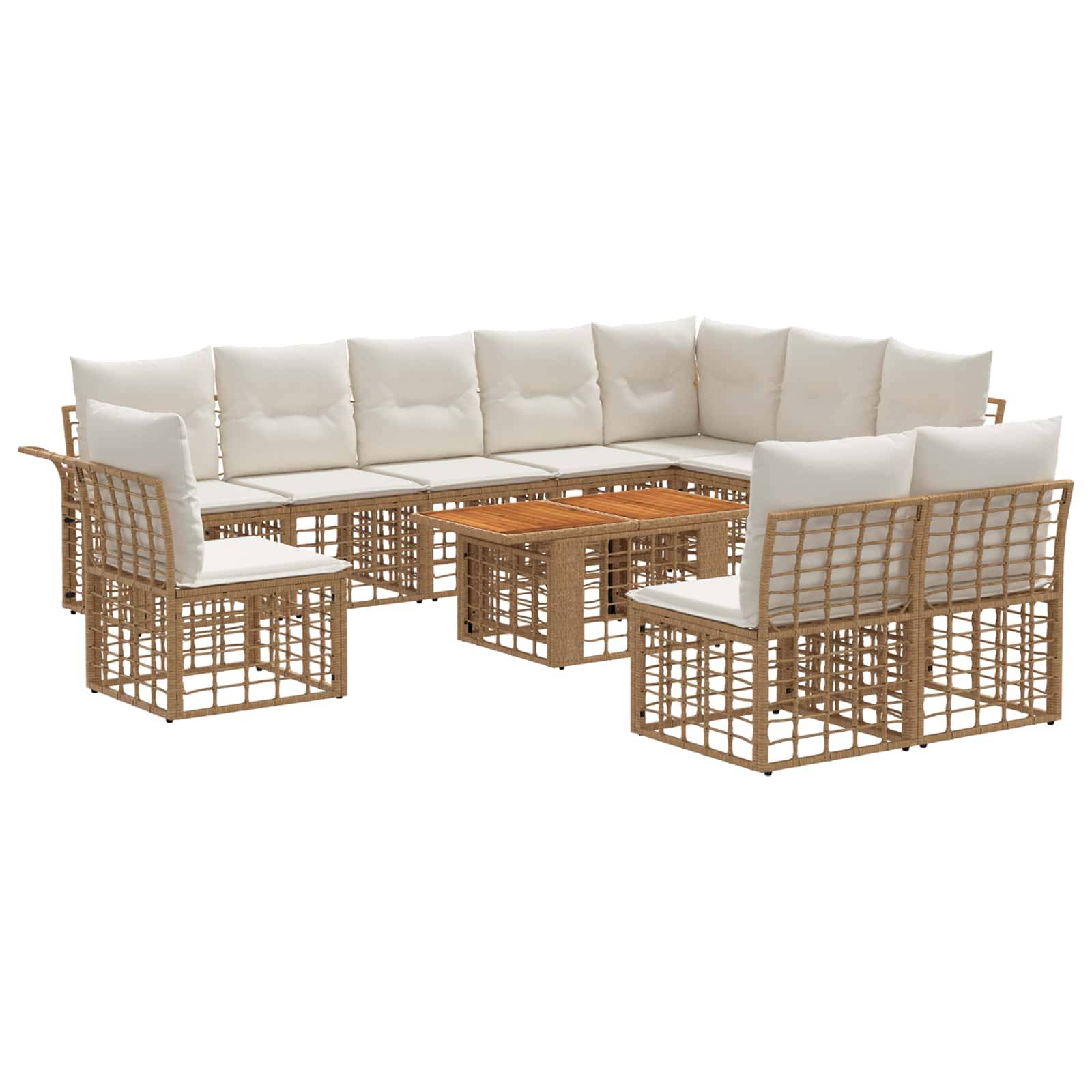 Outdoor-Rattan-Ecksofa mit cremefarbenen Kissen, passenden Sesseln und zwei verschachtelten Couchtischen auf weißem Hintergrund.
