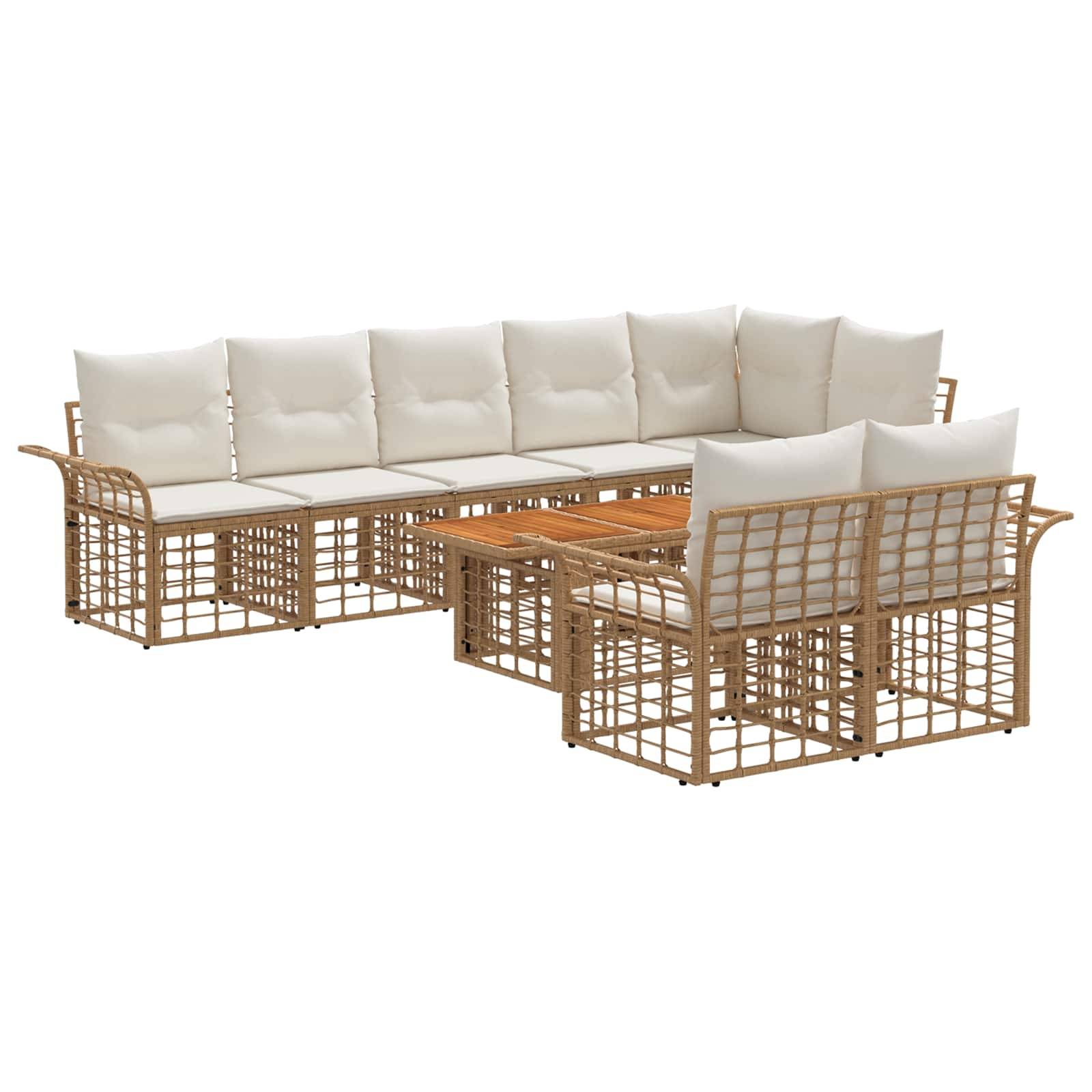 Outdoor-Rattanecksofa-Set mit cremefarbenen Kissen und passendem Couchtisch auf weißem Hintergrund.