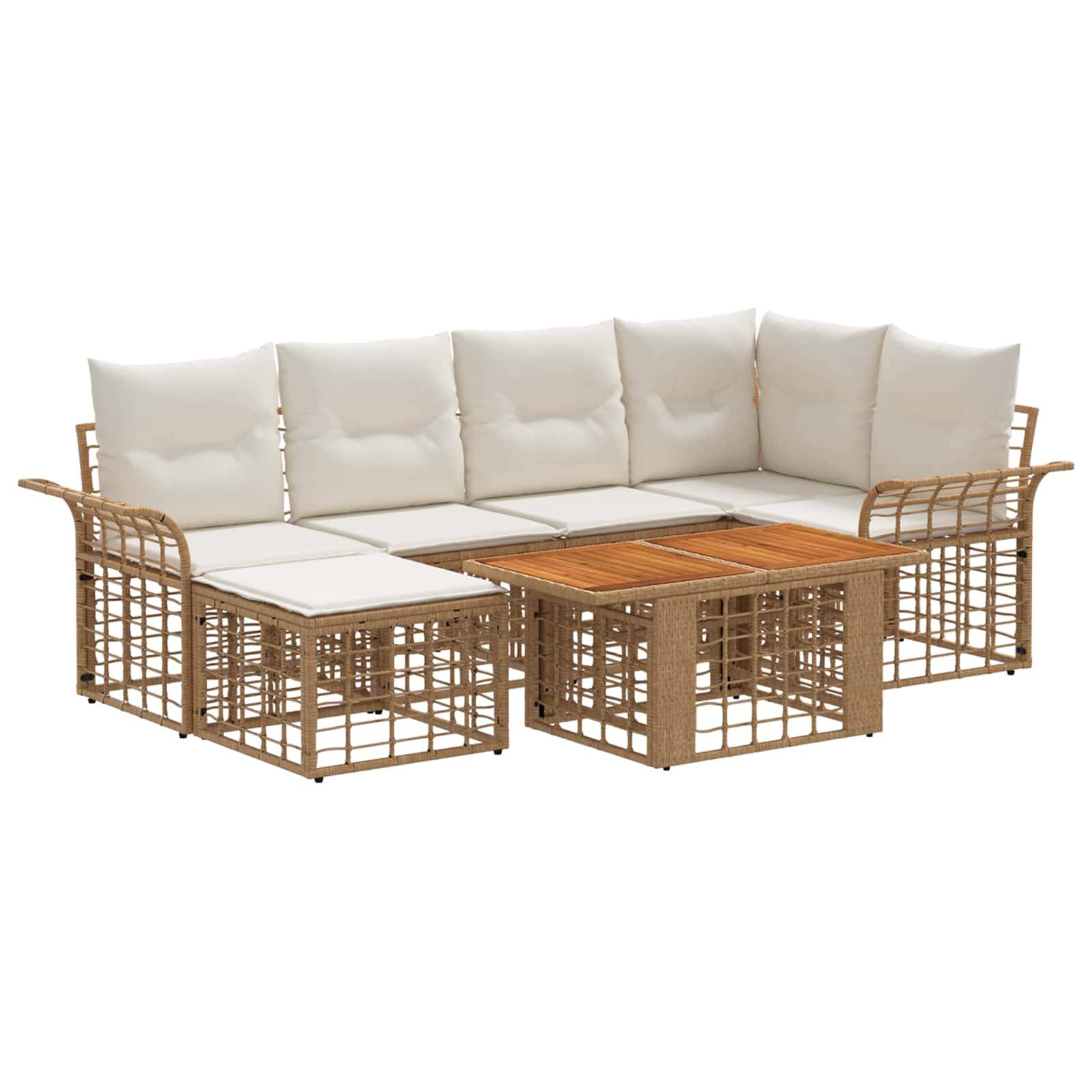 Tan Rattan-Lounge im Freien mit weißen Kissen und einem passenden Holz-Couchtisch auf weißem Hintergrund.
