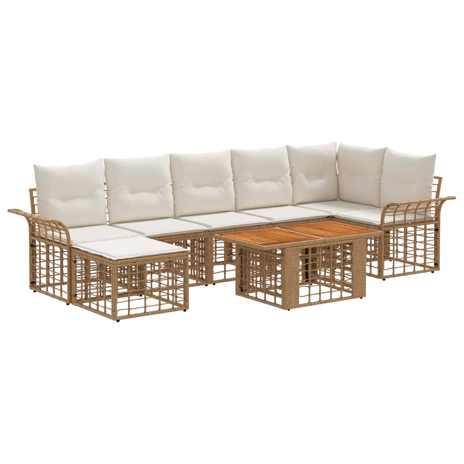 Outdoor-Rattansektional-Sofaset mit cremefarbenen Kissen und zwei passenden Couchtischen auf weißem Hintergrund.