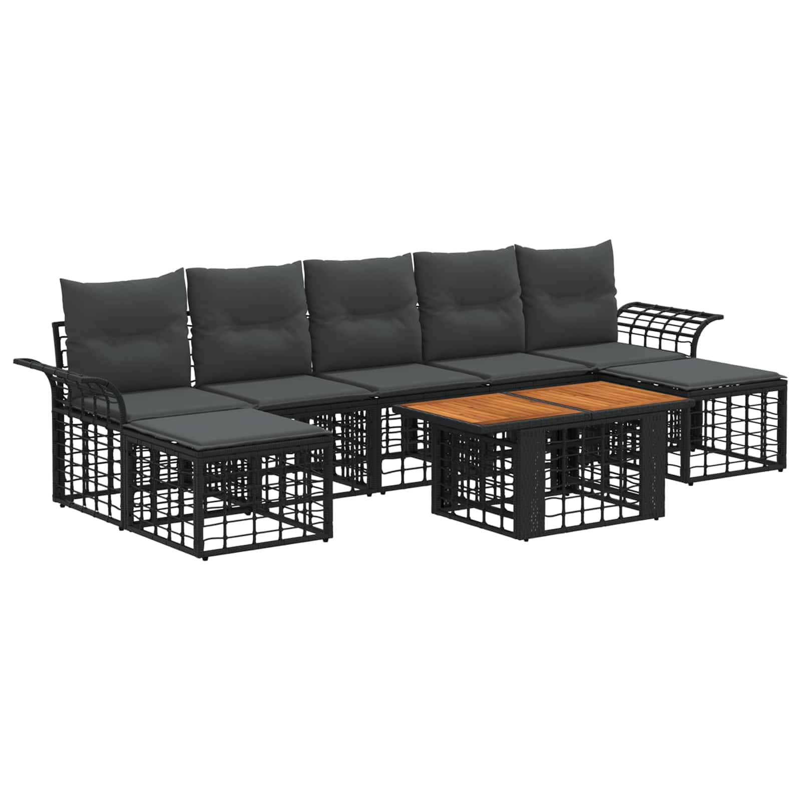 Outdoor-Sitzmöbelgruppe aus Rattan mit schwarzen Metallrahmengittern, dunklen Kissen und einem kleinen Couchtisch mit Holzoberfläche.