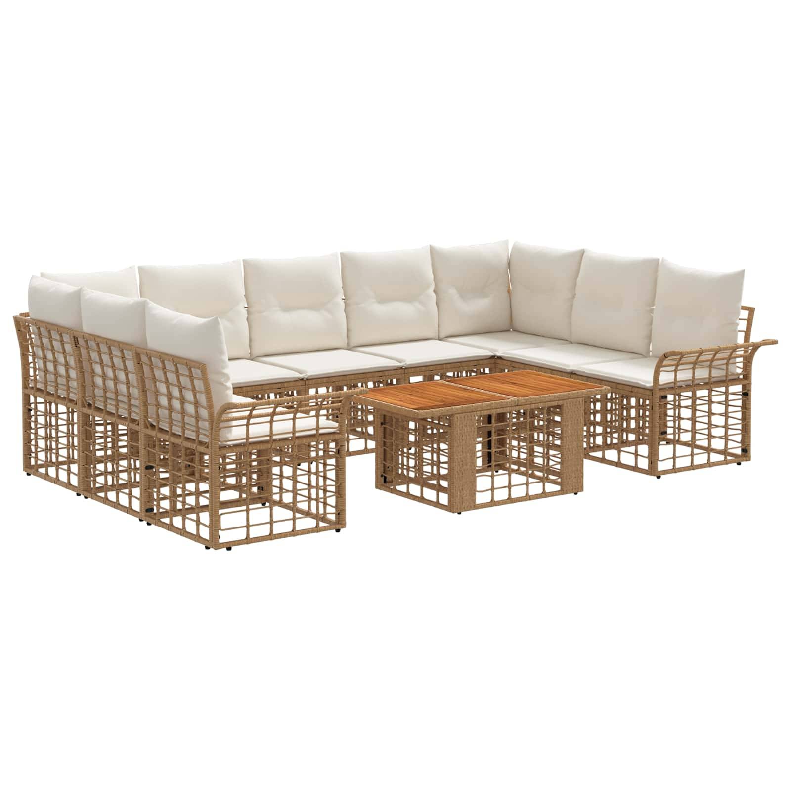 L-förmiges Outdoor-Ecksofa mit Korbgeflecht-Rahmen, weißen Kissen und zwei passenden Couchtischen mit Holzplatte auf weißem Hintergrund.