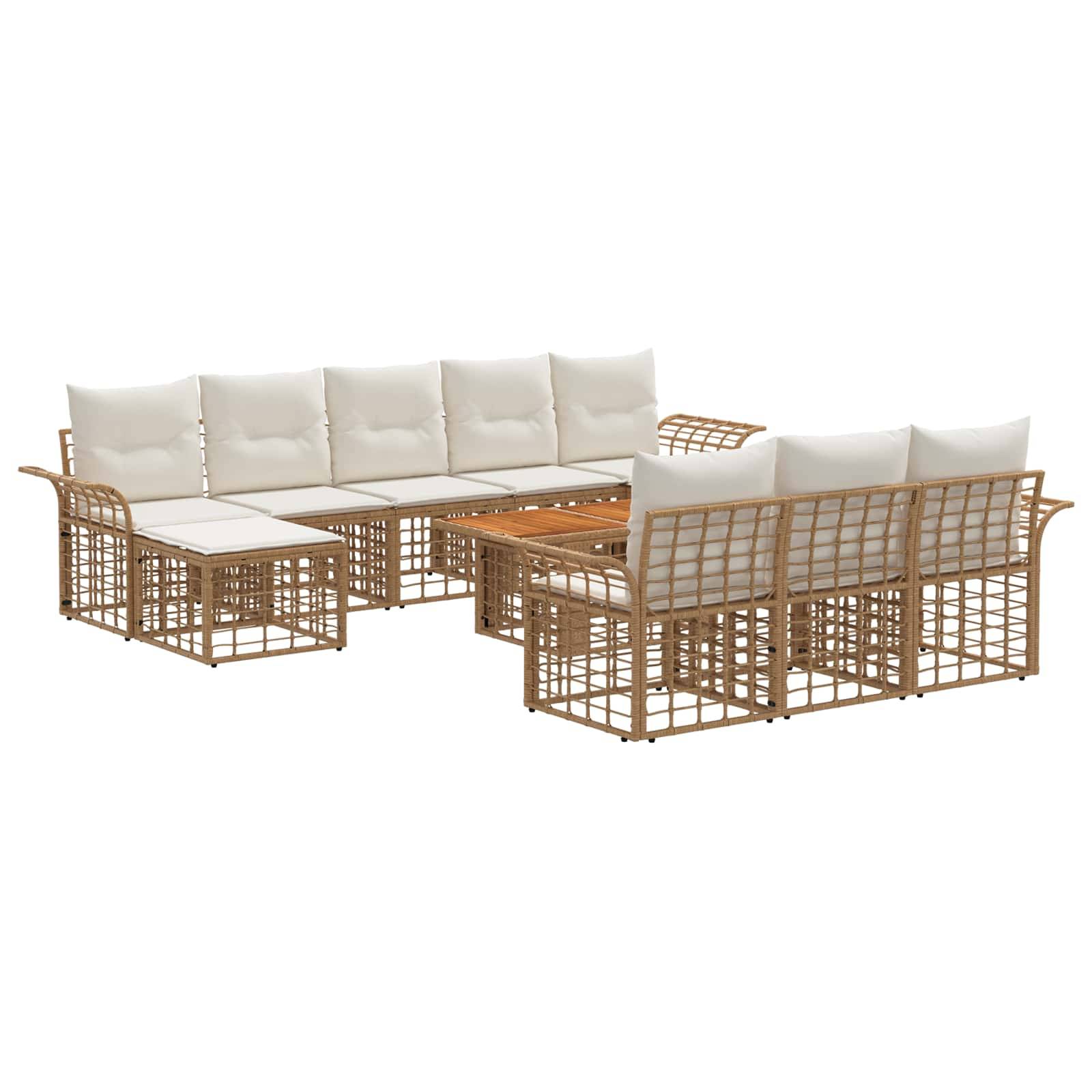 Outdoor-Rattansektionalsofa-Set mit cremefarbenen Kissen und passenden Stühlen um einen niedrigen Tisch auf weißem Hintergrund