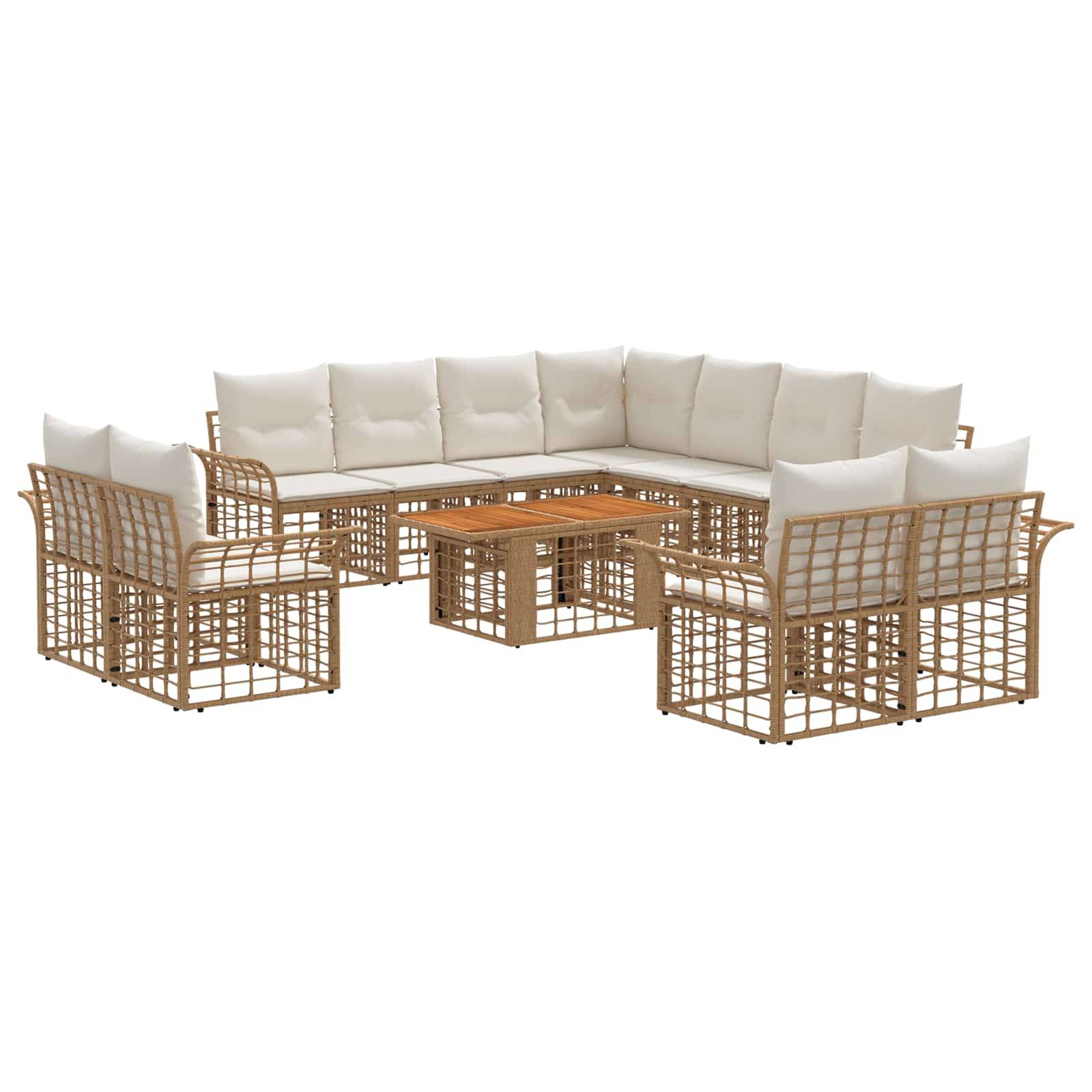 Outdoor-Rattan-Sitzmöbel-Set mit Sahne-Kissen und Holz-Couchtischen auf weißem Hintergrund.