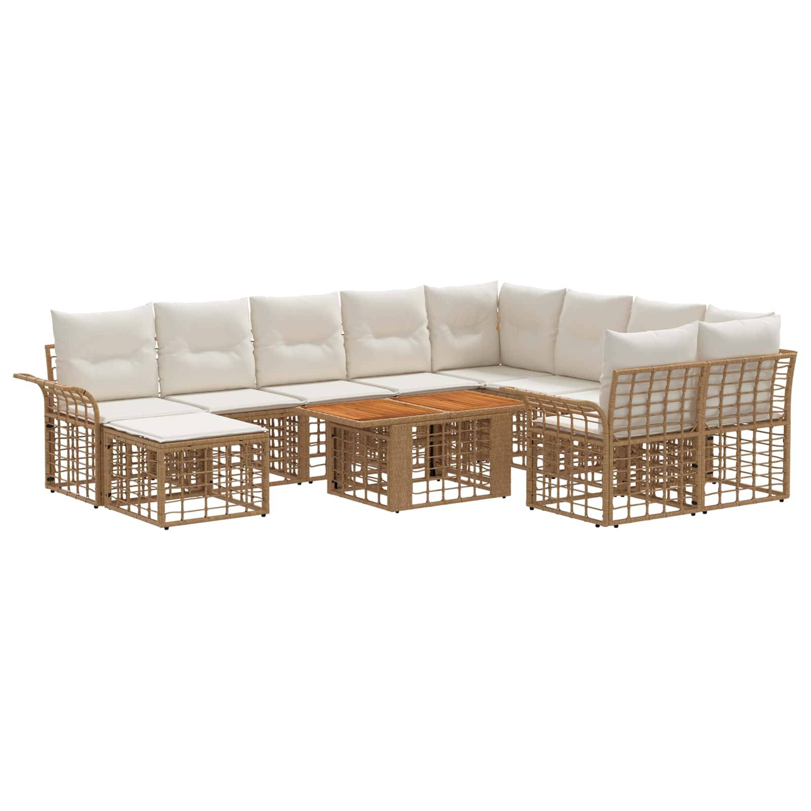 L-förmiges Outdoor-Loungeset mit braunem Rattanrahmen, weißen Kissen und passendem Couchtisch mit Holzplatte auf weißem Hintergrund.