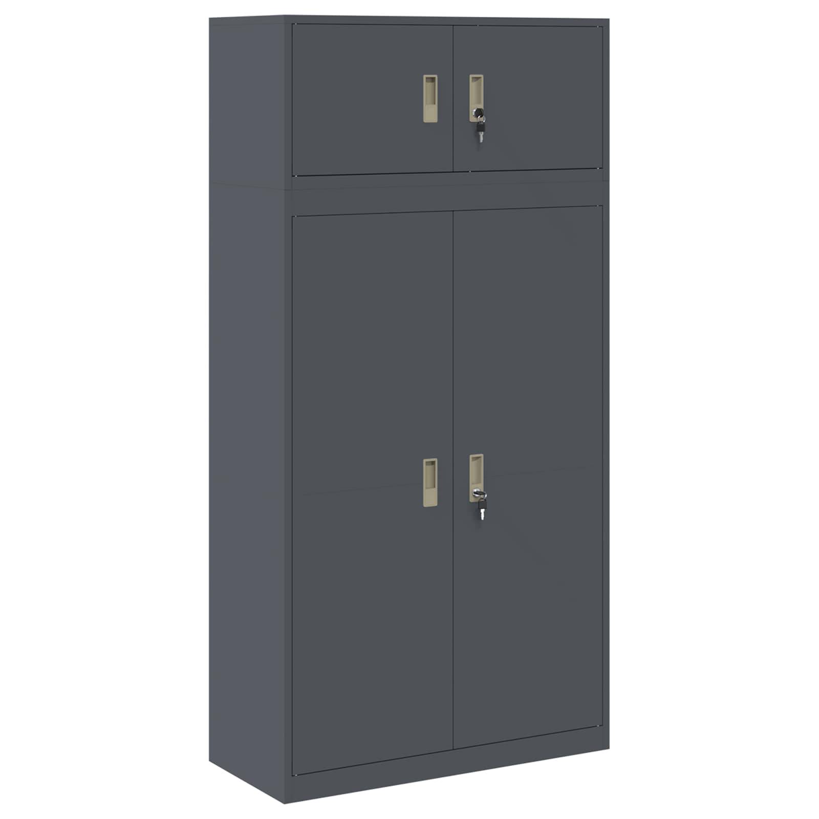 Dunkelgraues Metalllagerschrank mit zwei kleinen oberen Türen und zwei größeren unteren Türen, jeweils mit Griffen und Schlössern.