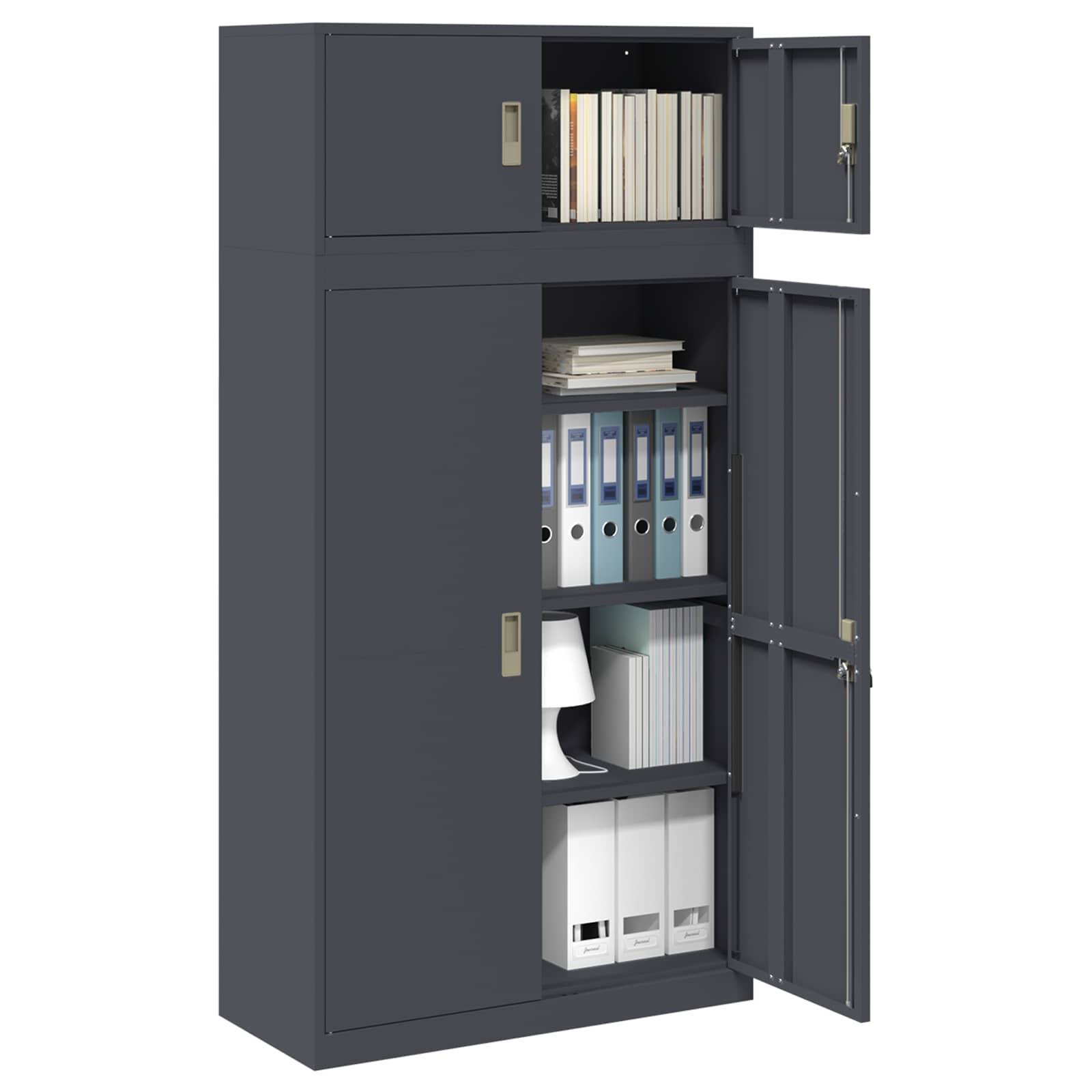 Dunkelgrauer Aktenschrank mit offenen Türen, die Regale mit Büchern, Ordnern, Papieren und Büromaterialien im Inneren zeigen