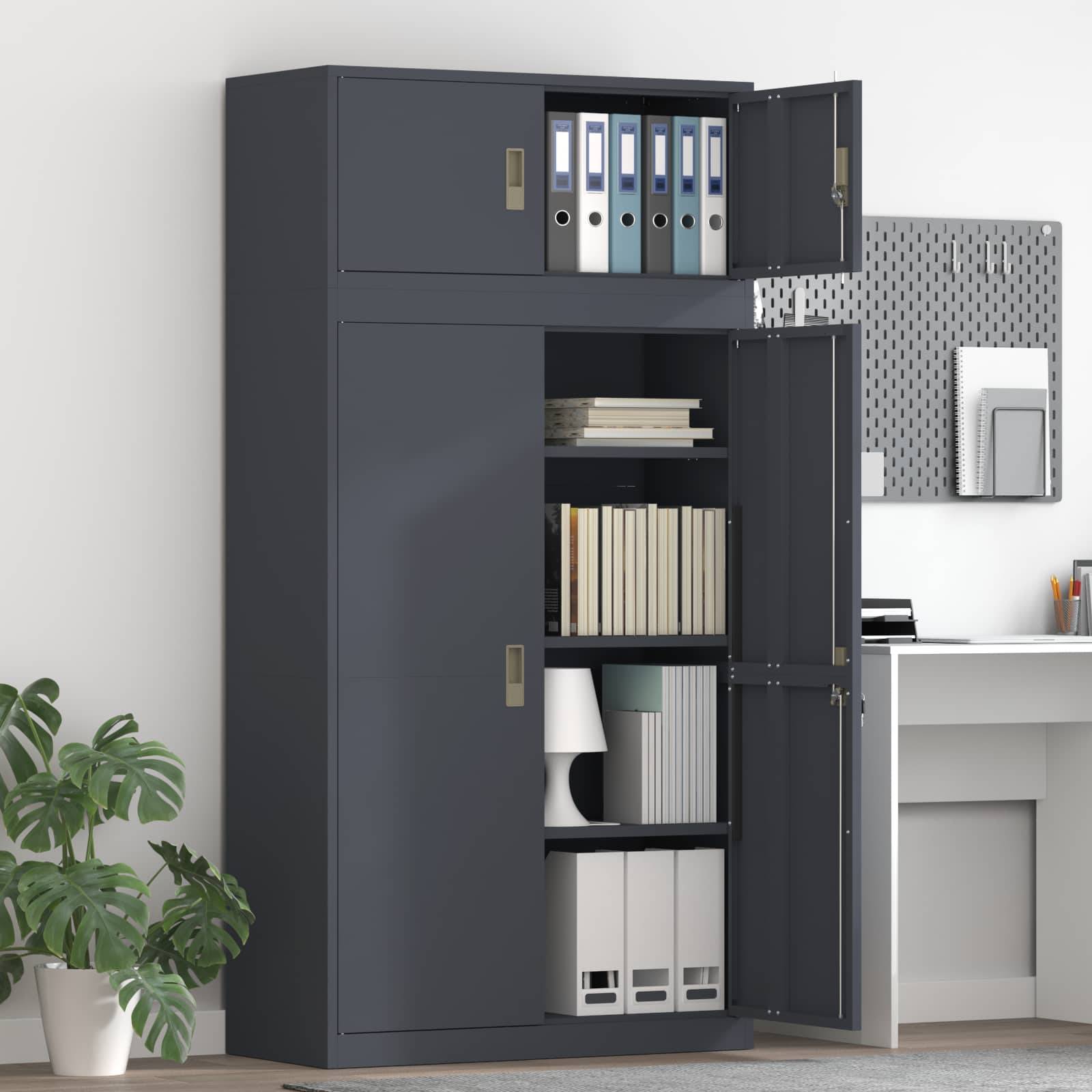 Offenes dunkelgraues Büroschrank mit Regalen voller Ordner, Bücher und Dateien neben einem Schreibtisch und einer Topfpflanze in einem aufgeräumten Arbeitsbereich.