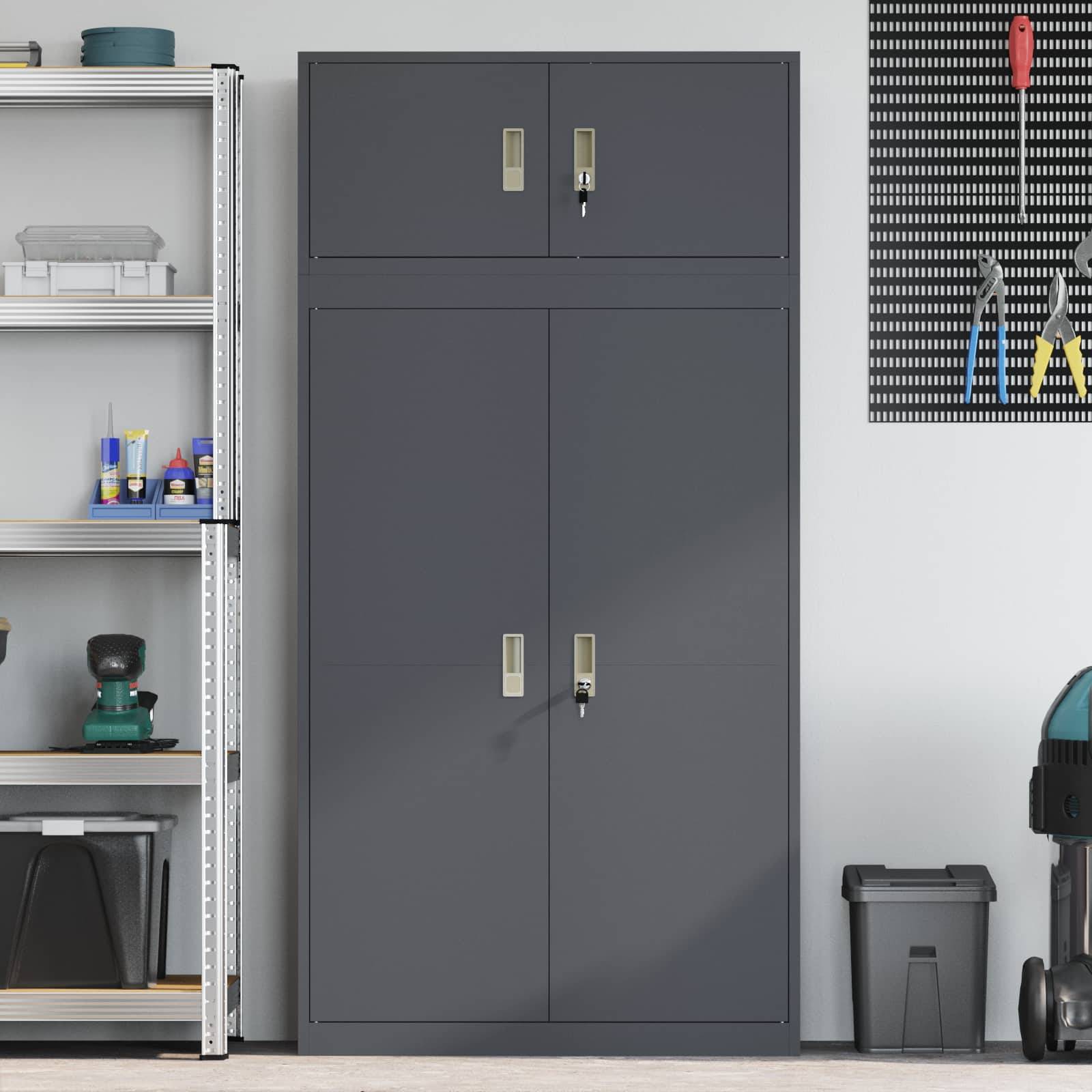 Grauer Lagerschrank in einer Werkstatt, neben Metallregalen mit Werkzeugen und Materialien, mit einer Lochplatte für hängende Handwerkzeuge an der Wand.