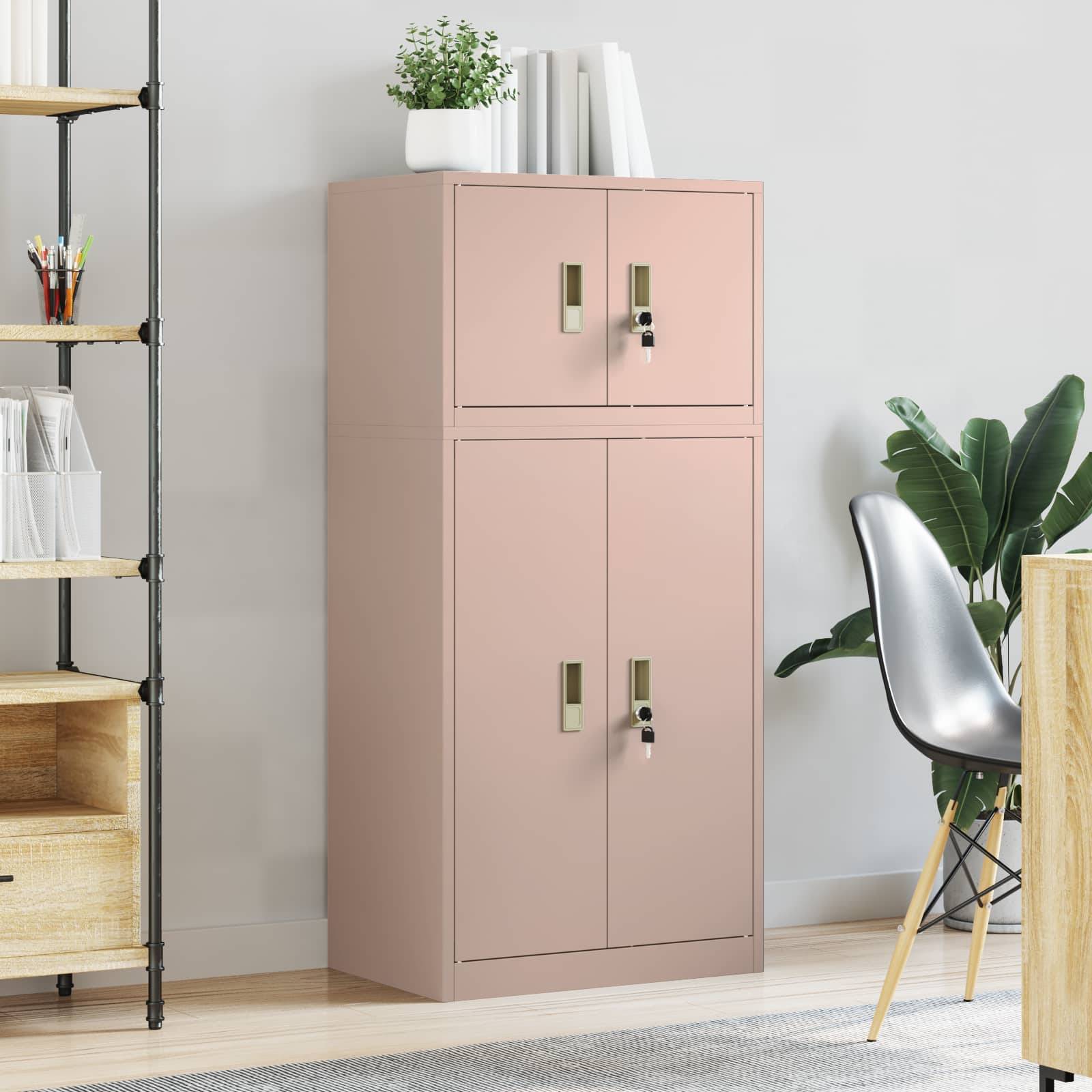 Rosa zweitüriger Stauraum mit Messingbeschlägen in einem modernen Büro neben Regalen, einem Stuhl und einer Pflanze.