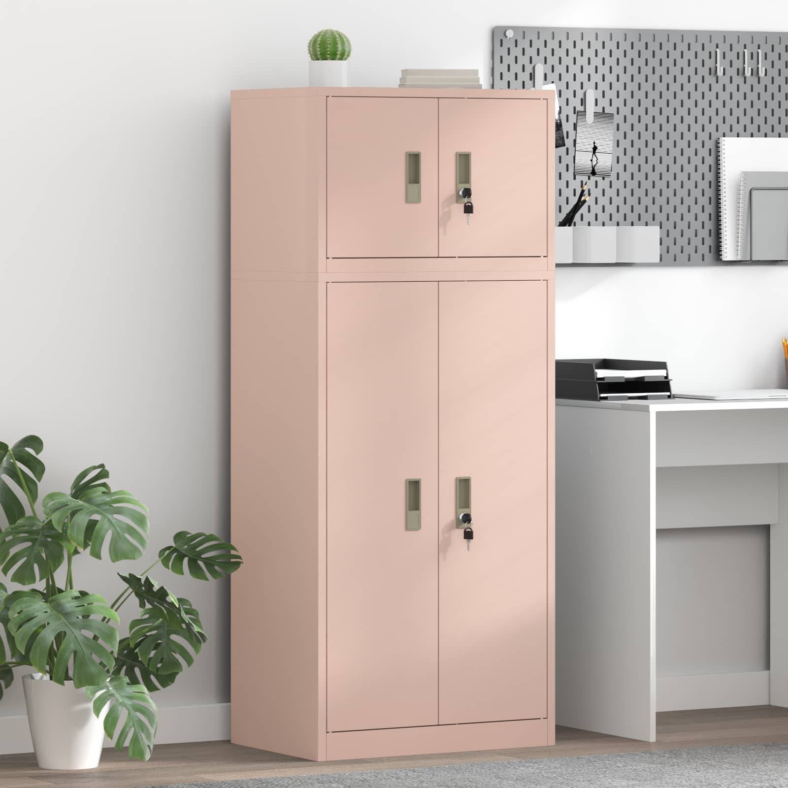 Rosa Metalllagerschrank mit zwei verschließbaren Türen in einem Homeoffice, neben einem weißen Schreibtisch und einer Topfpflanze.