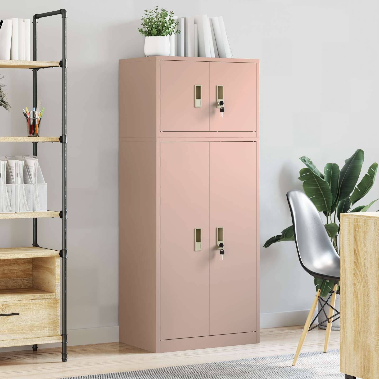 Rosafarbener Büro-Lagerschrank mit zwei abschließbaren Türen und einem oberen Fachbereich, gezeigt in einem minimalistischen Arbeitsbereich neben einem Regal und einem Stuhl.