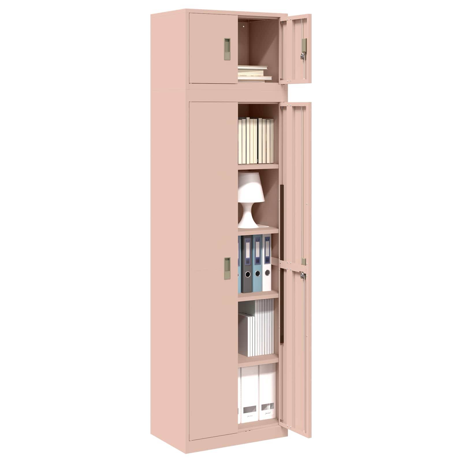 Pinker Metalllagerschrank mit geöffneten oberen und unteren Türen, auf den Regalen Bücher, Ordner und eine kleine Lampe zu sehen.