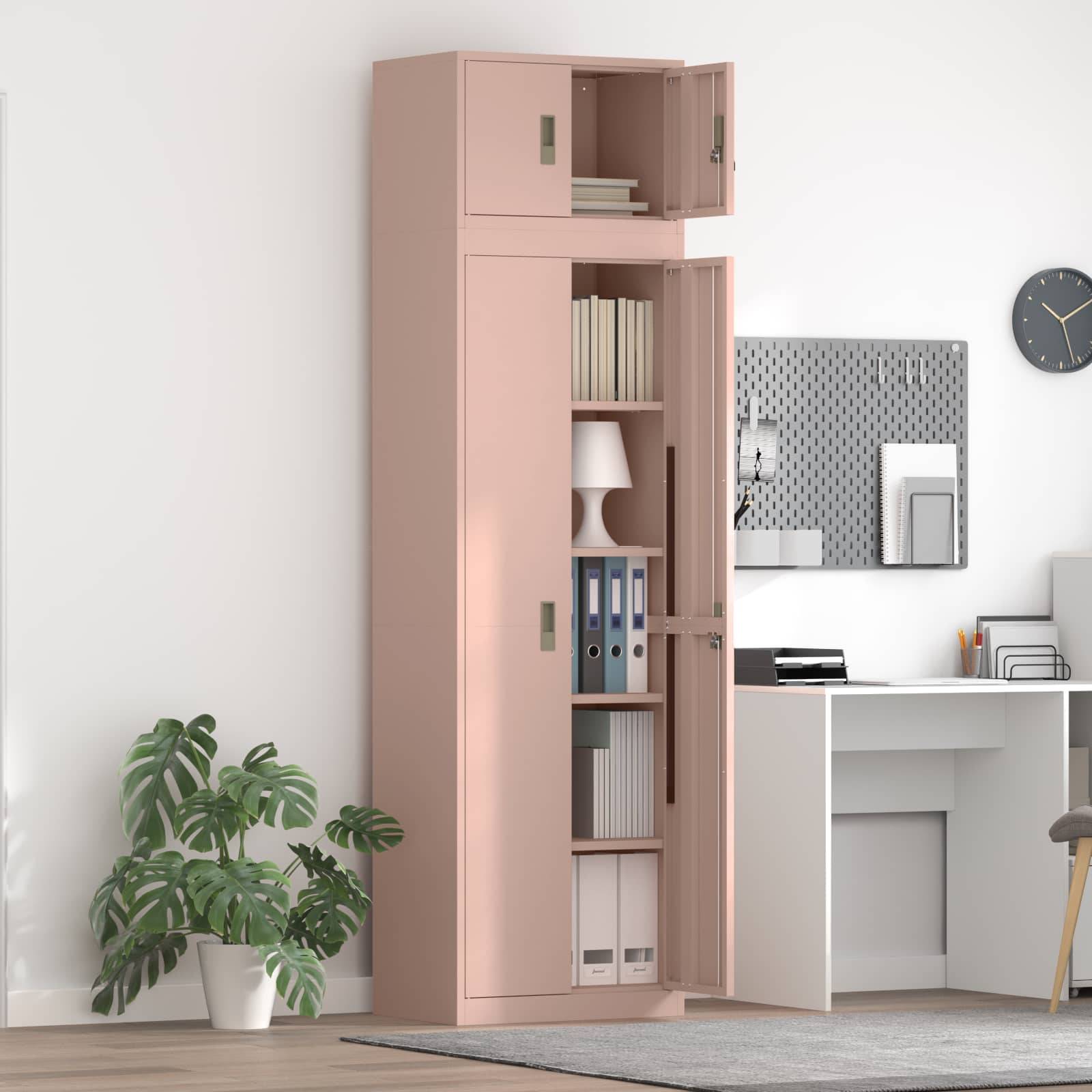 Rosa zweitüriger Lagerschrank mit offenen Regalen, auf denen Bücher, eine Lampe und Ordner in einem modernen Homeoffice neben einem Schreibtisch und einer Pflanze stehen.