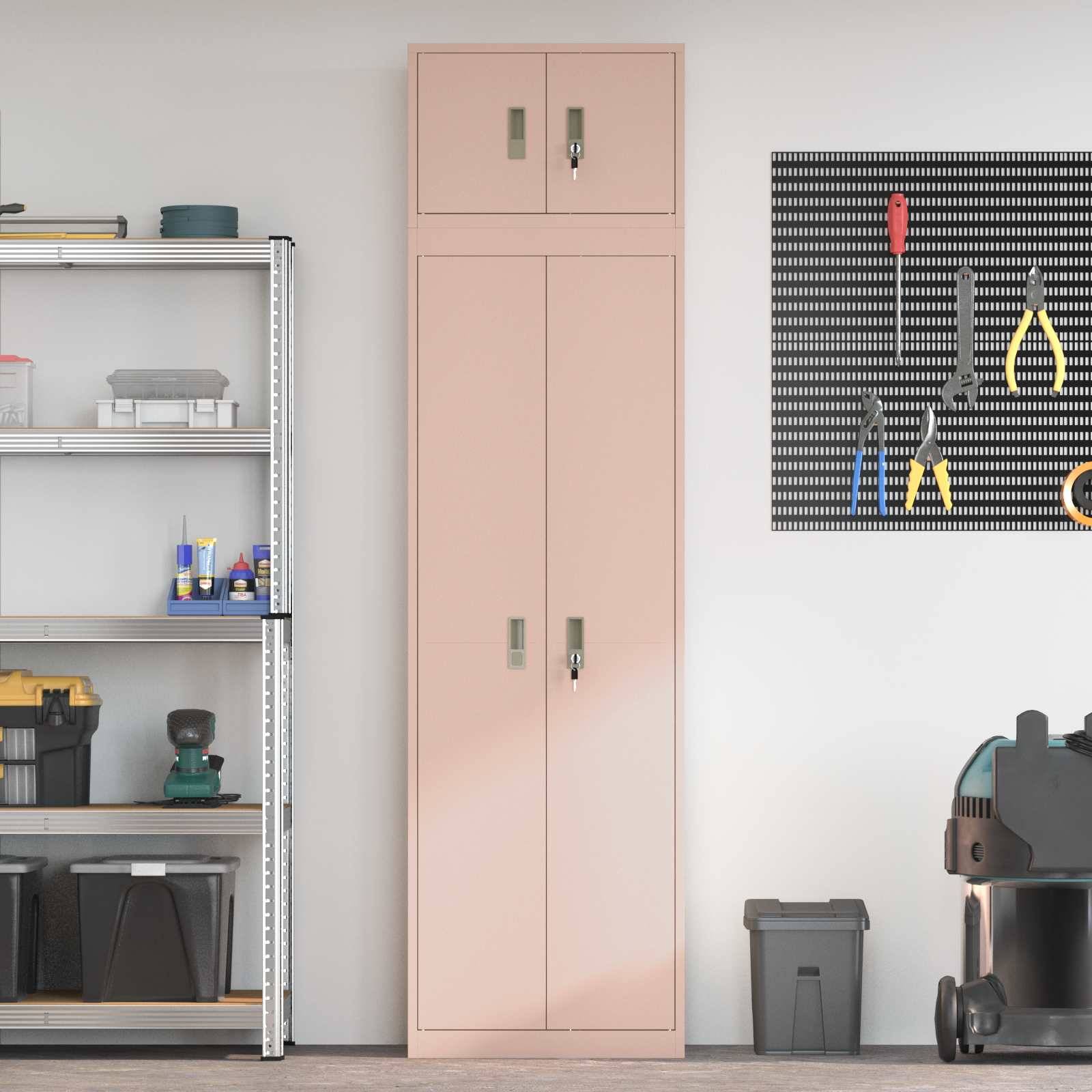 Garagenlagerbereich mit einem rosafarbenen Metallschrank, Regalen mit Werkzeugen und Behältern, an der Wand montiertem Lochbrett mit Werkzeugen und einem Staubsauger.
