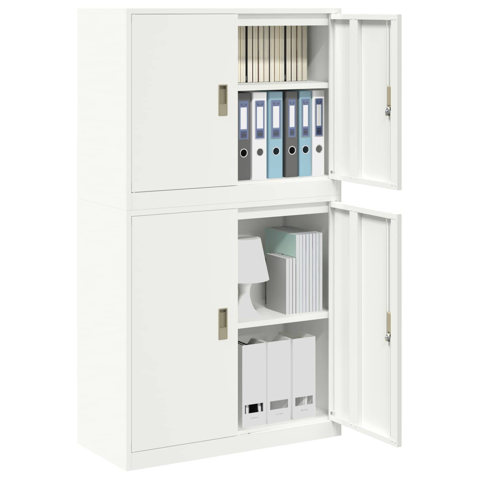 Weißer Büroschrank mit zwei offenen Türen, der Regale mit Ordnern, Büchern, einer Lampe und Aktenkästen im Inneren zeigt.