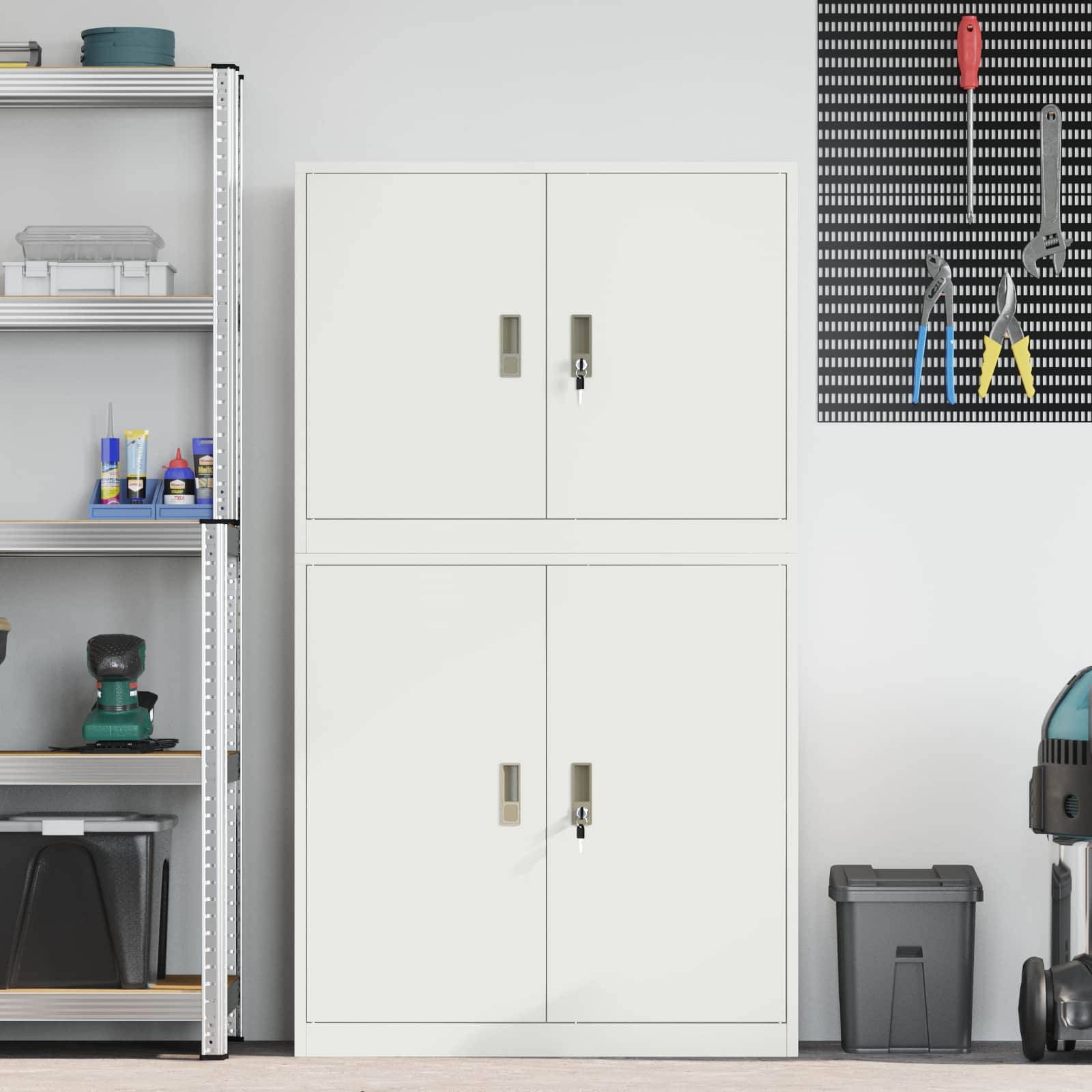 Garagenlagerbereich mit Metallregalen, verschlossenen weißen Schränken, einem Werkzeug-Steckboard und einem Mülleimer neben einem Staubsauger.
