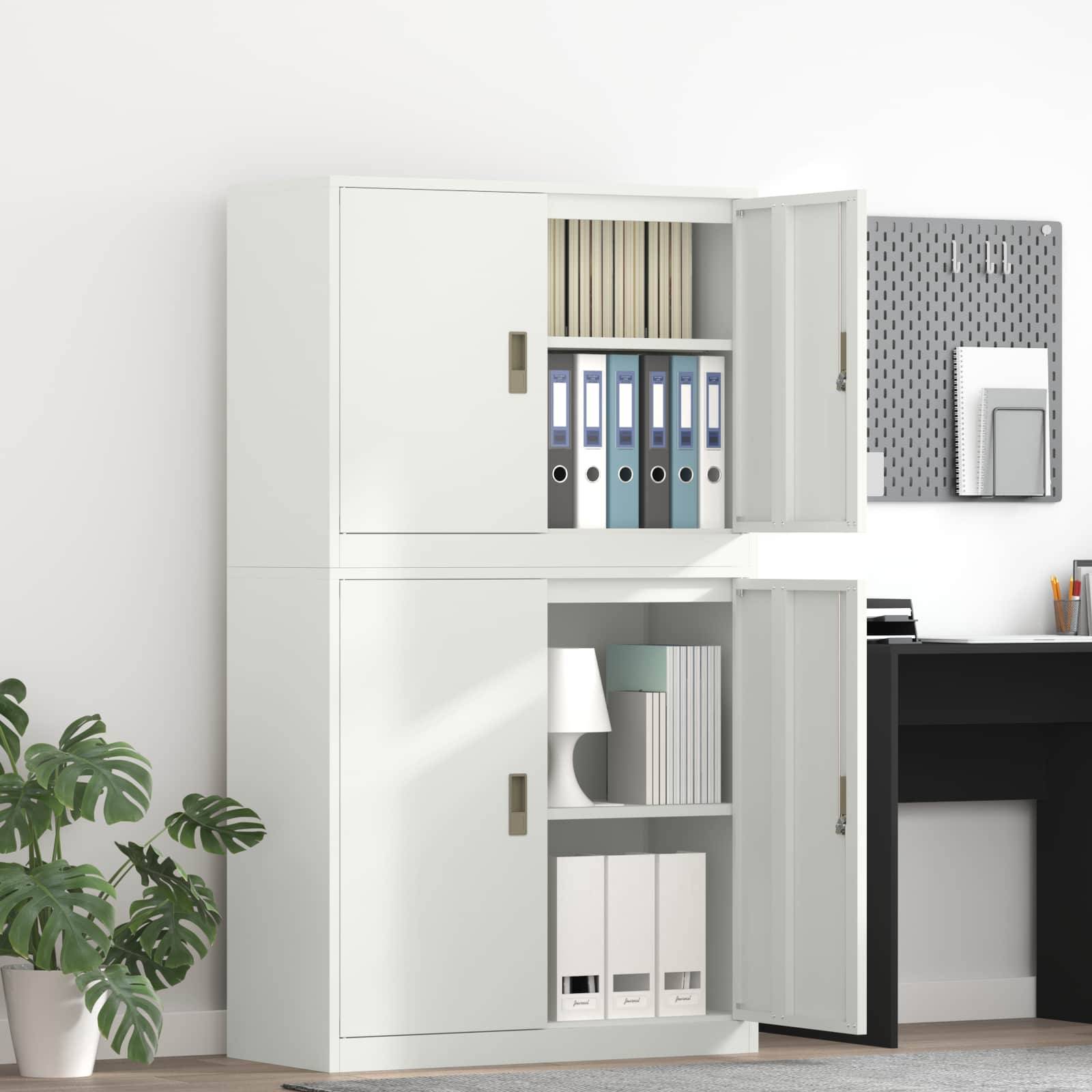 Weiße Büroschranksysteme mit offenen Türen, die Ordner, Bücher und Akten zeigen, neben einem Schreibtisch und einer Pflanze in einem ordentlichen Arbeitsbereich.