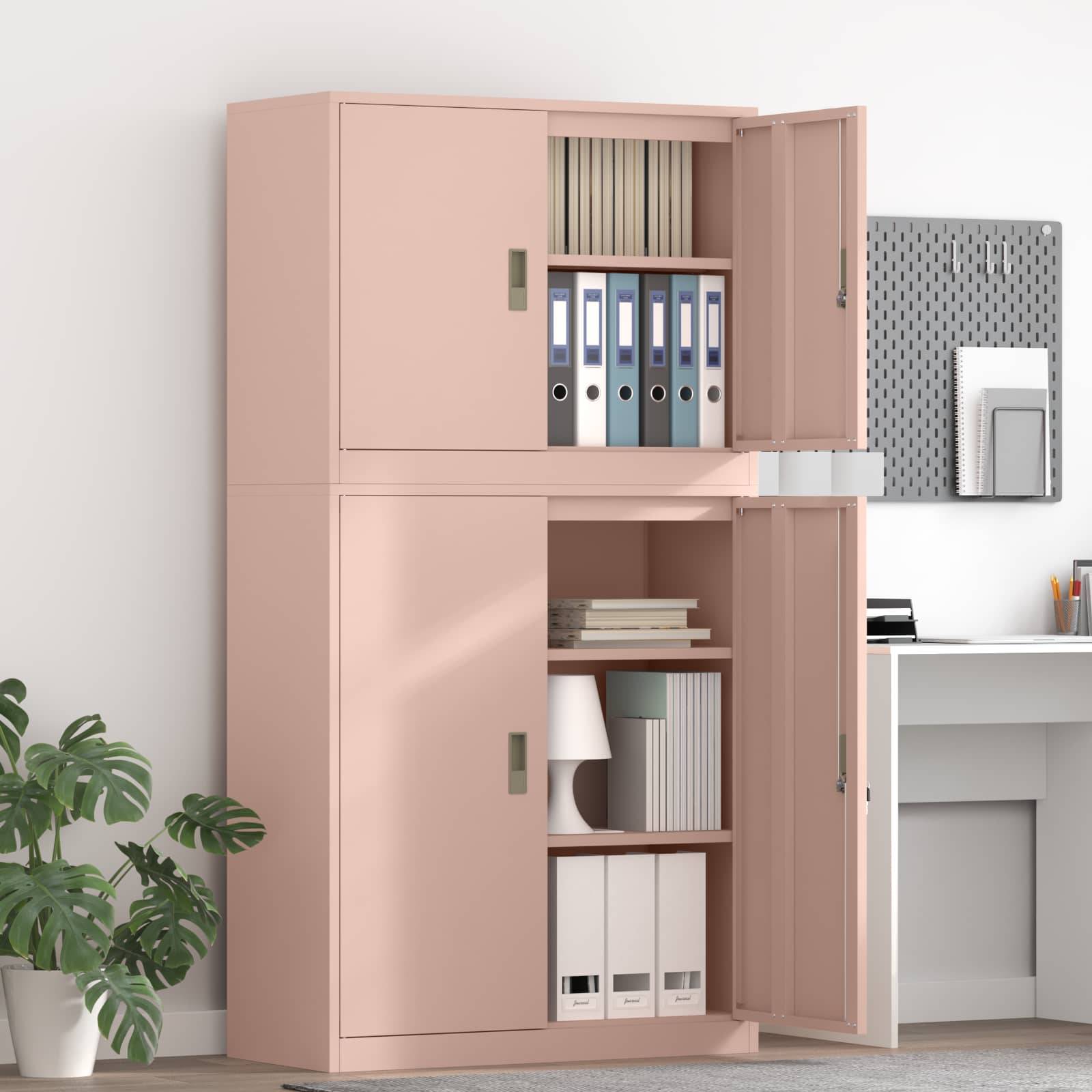 Rosa Aufbewahrungsschrank mit geöffneten oberen und unteren Türen, in denen Ordner, Bücher und Bürobedarf in einem hellen Homeoffice zu sehen sind.