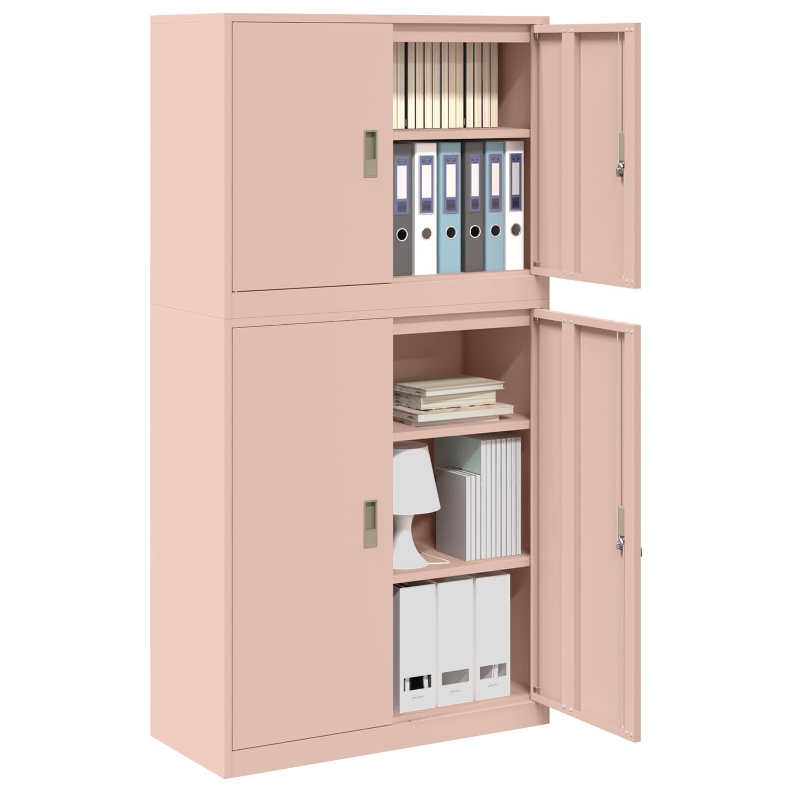 Rosa Metalllagerschrank mit zwei offenen Türen, in dem Regale mit Ordnern, Büchern und Büroakten zu sehen sind.