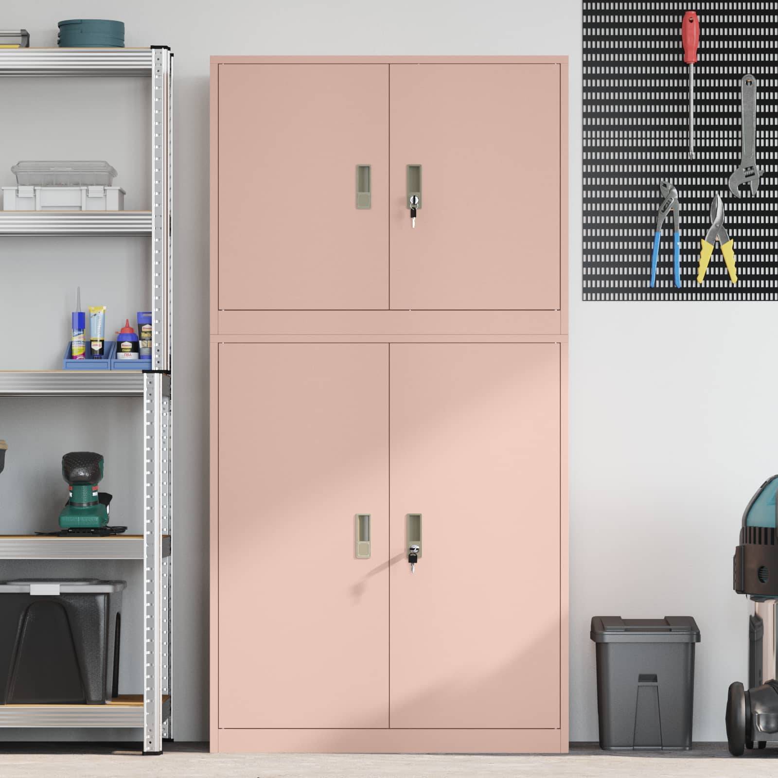 Rosa Schrankvitrine mit Doppeltüren neben einem Metallregal und an der Wand befestigten Werkzeugen in einer aufgeräumten Garage oder Werkstatt.