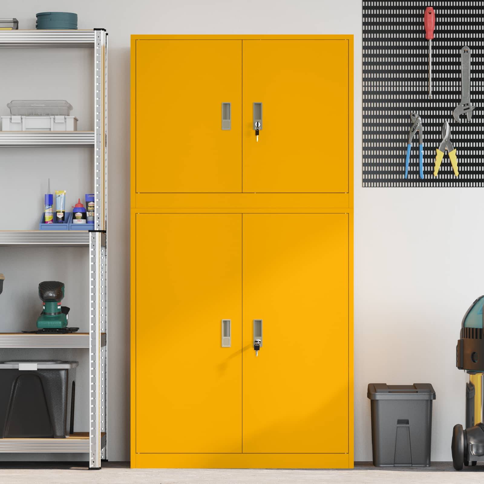 Helles gelbes Lagerschrank in einer Werkstatt, mit Metallregalen auf der linken Seite und Werkzeugen, die an einer Lochplatte auf der rechten Seite hängen.