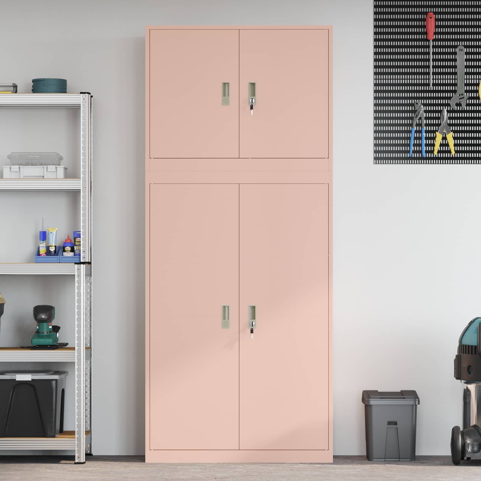 Rosa Einbau-Schrankwand mit vier Türen in einer Garage oder einem Hauswirtschaftsraum, flankiert von metallischen Regalen und einer wandmontierten Werkzeugwand.
