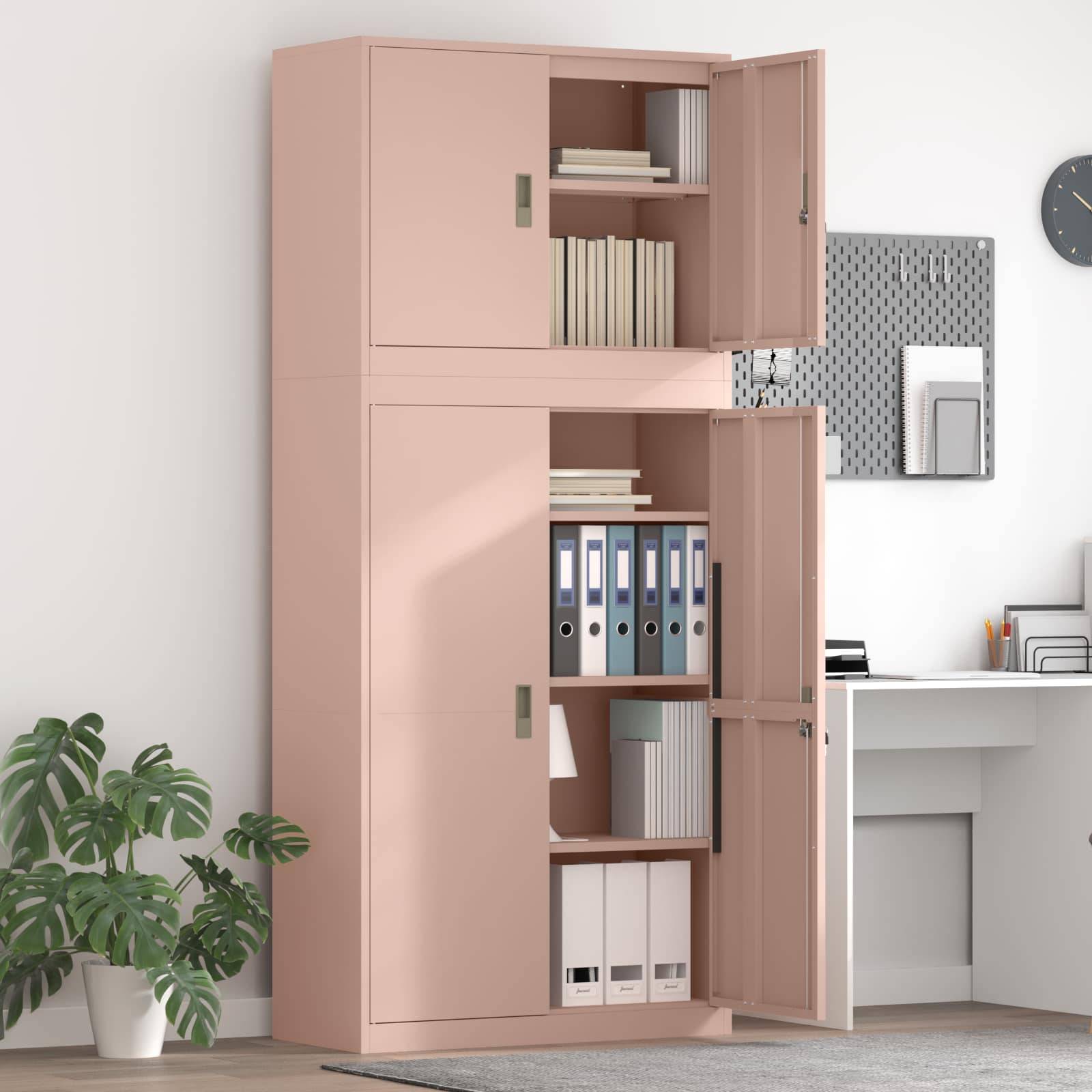 Rosa Büroschrank mit offenen Türen, die Regale mit Büchern, Ordnern und Dateien neben einem Schreibtisch in einem sauberen Arbeitsbereich zeigen.