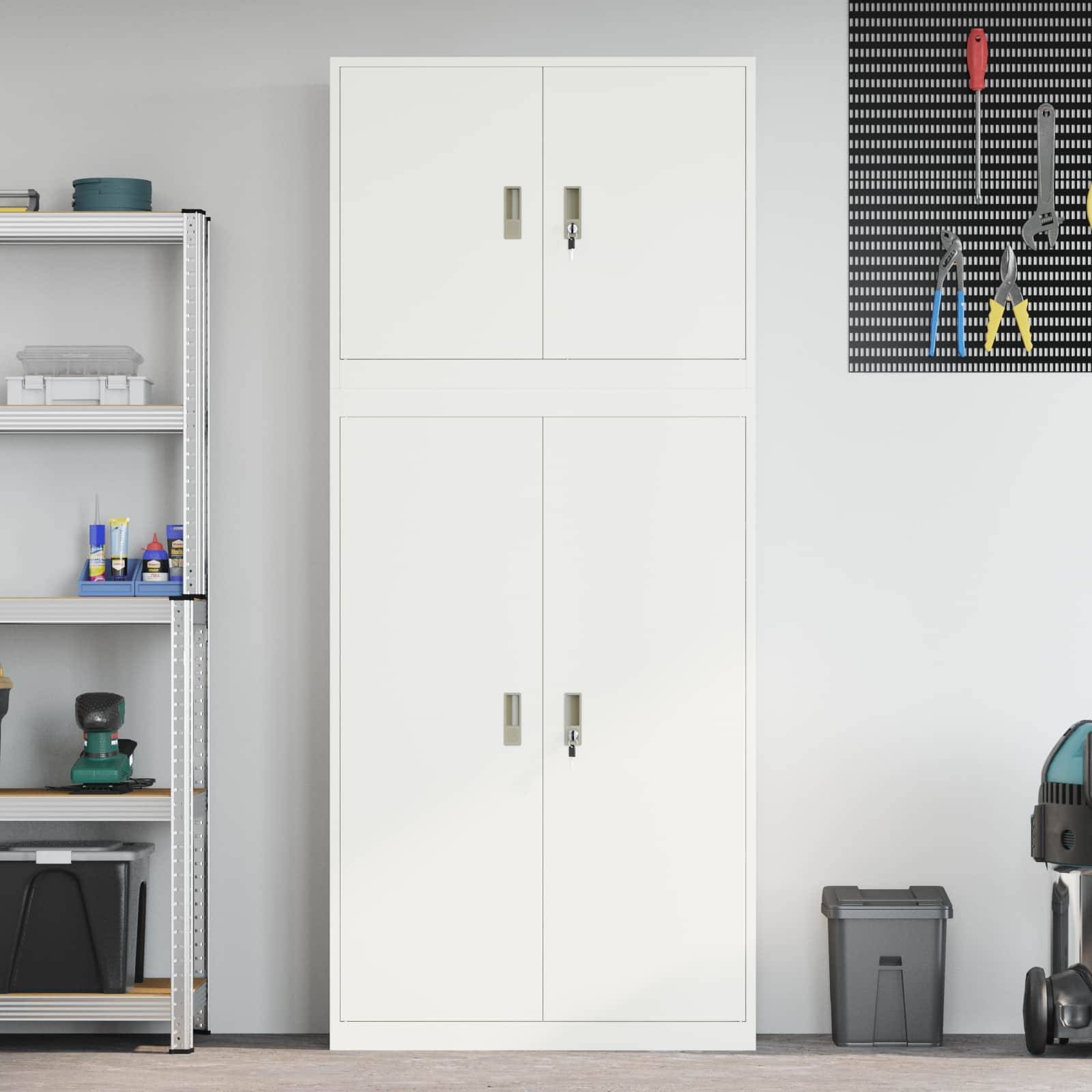 Weiß lackierter Lagerschrank in einer Werkstatt/Garage, neben einem Metallregal und einer Werkzeuglochwand mit Werkzeugen, mit einem Mülleimer und einem Staubsauger auf der rechten Seite.