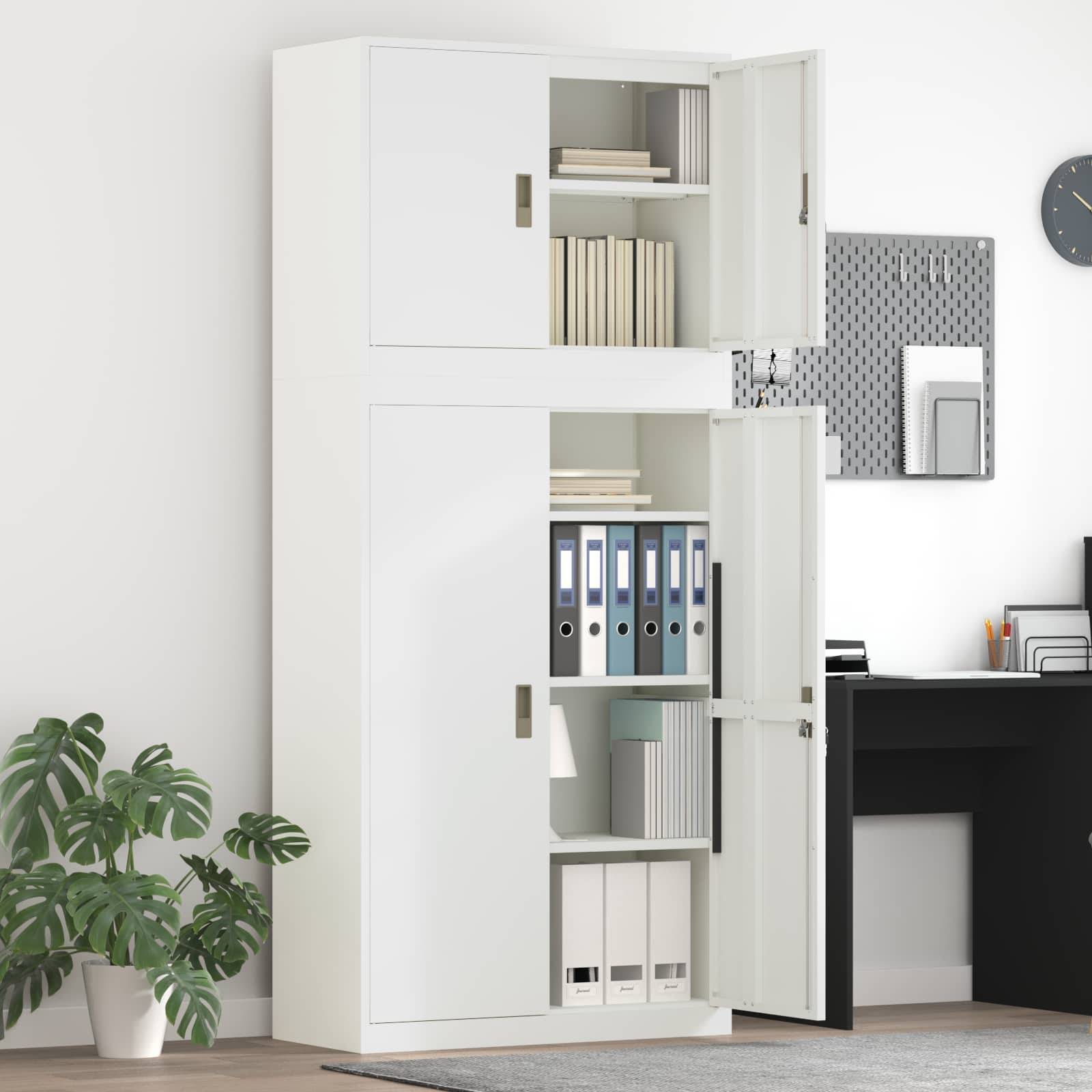 Weißer Bürostauraum mit offenen Türen, der Bücher und Ordner zeigt, neben einem Schreibtisch, einer Wandorganisator, einer Uhr und einer Topfpflanze in einem modernen Arbeitsbereich.