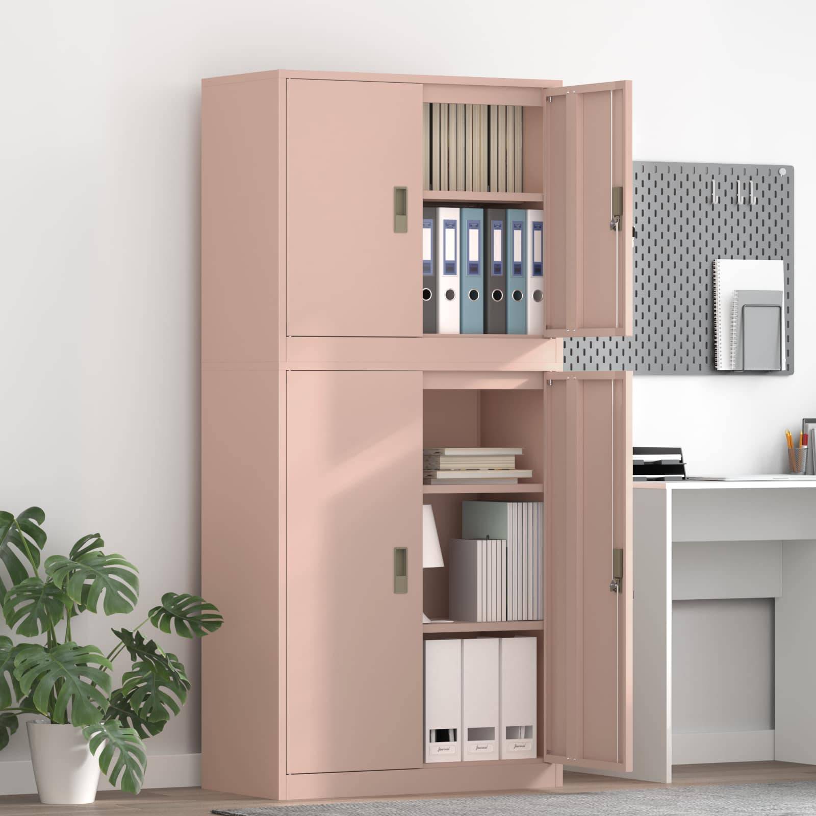 Rosa Schrank mit offenen Türen, die Ordner, Bücher und Dateien in einem ordentlichen Büro neben einem Schreibtisch und einem Wandorganizer zeigt.