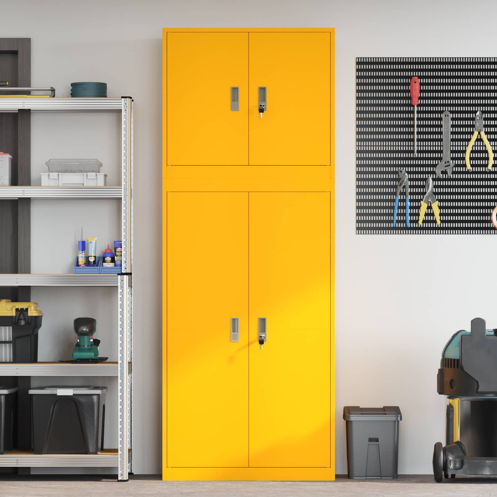 Werkstatts-Lagerbereich mit einem hohen gelben Schrank, Metallregalen mit Werkzeugen und Materialien auf der linken Seite und einer Lochplatte mit Handwerkzeugen auf der rechten Seite.