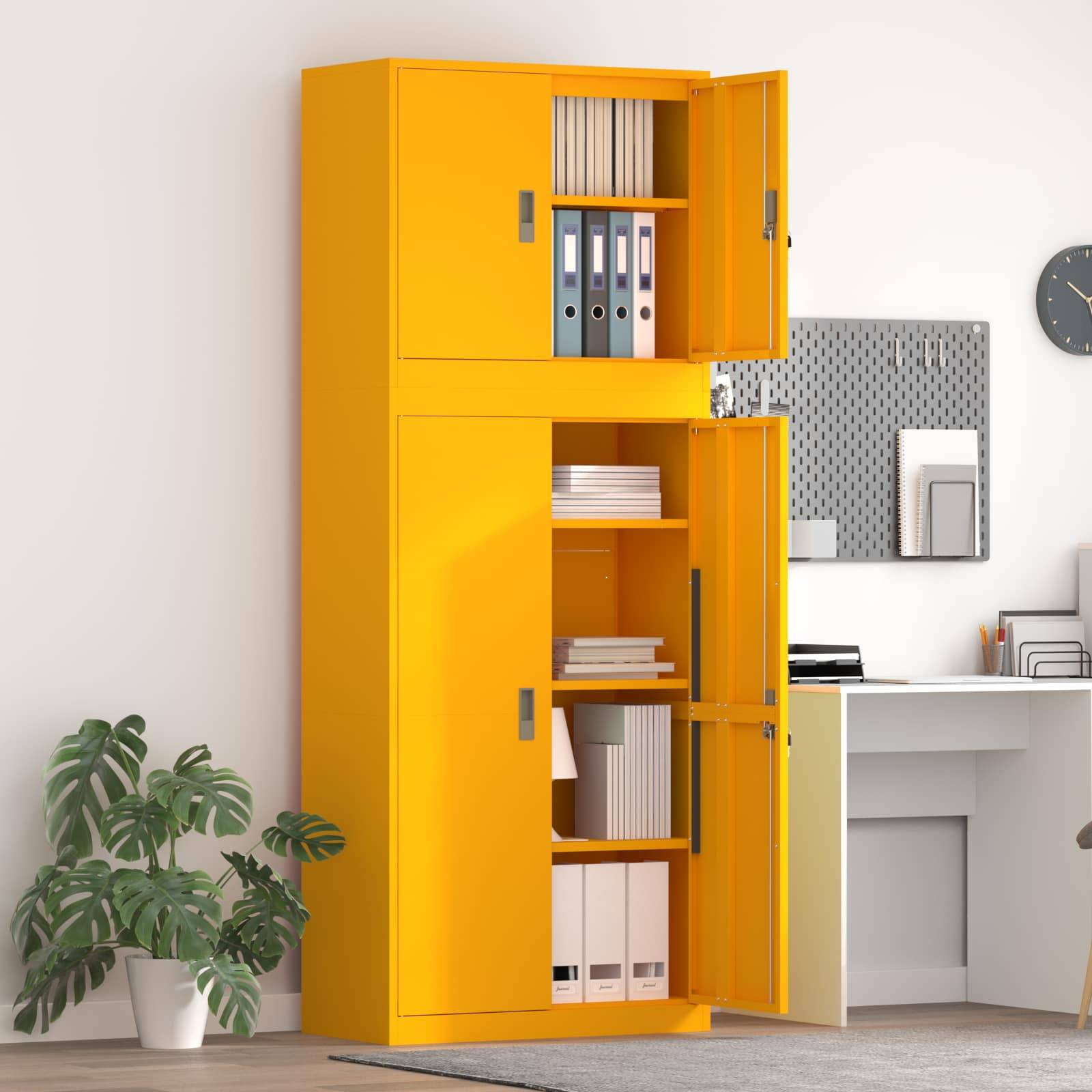 Helles gelbes Büro-Lagerschrank mit offenen Türen, die Ordner und Bücher in einem modernen Arbeitsbereich mit Schreibtisch, Pflanze und Wanduhr zeigen.