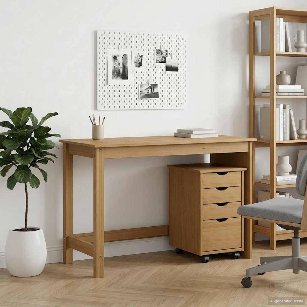Minimales Homeoffice mit Holzschreibtisch, fahrbarem Schubladenschrank, Bücherregal, Pflanze und grauem Stuhl vor einer weißen Wand.