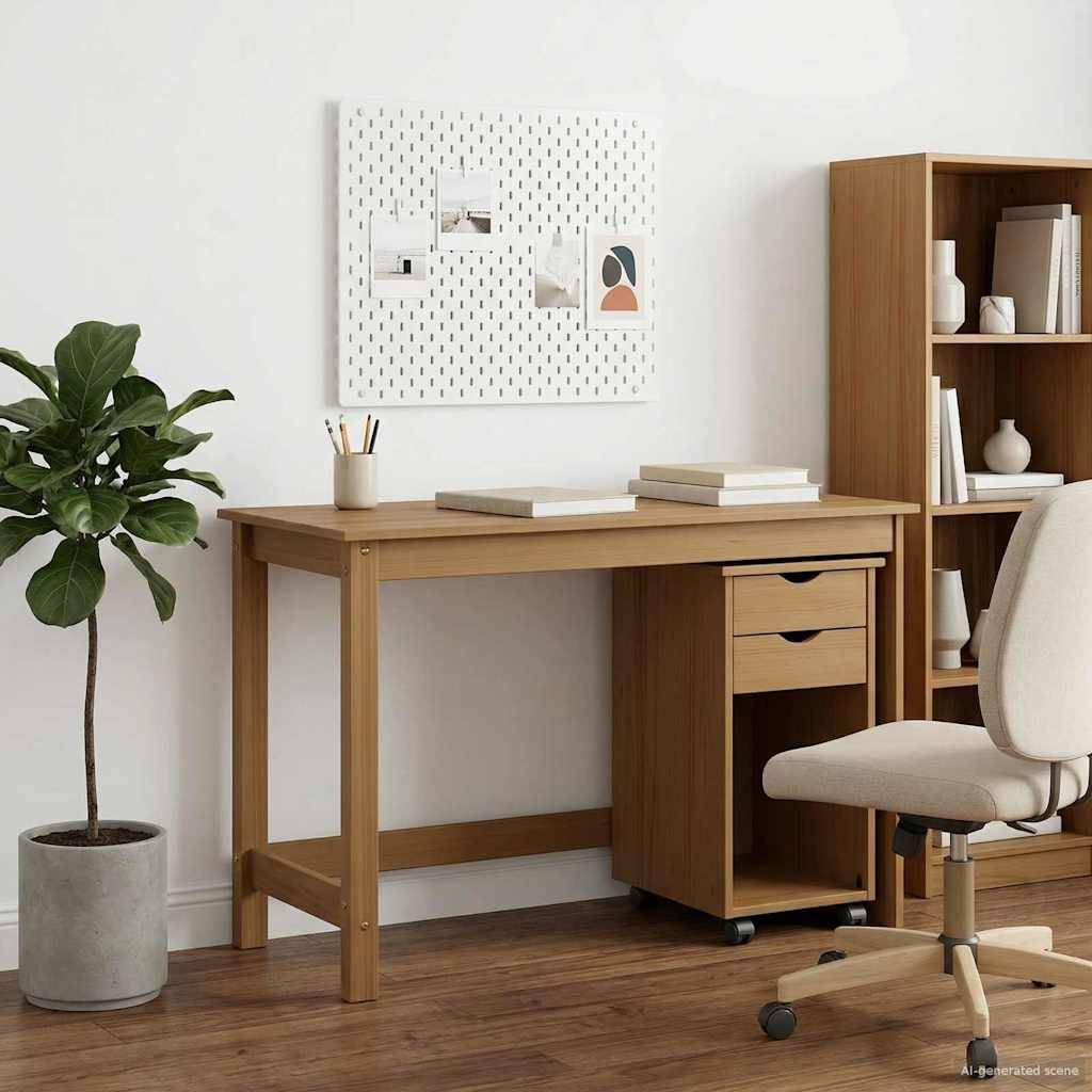 Minimales Homeoffice mit Holzschreibtisch, Bürostuhl mit Rollen, Bücherregal, Topfpflanze und Pinnwand an der Wand in einem hellen Raum.