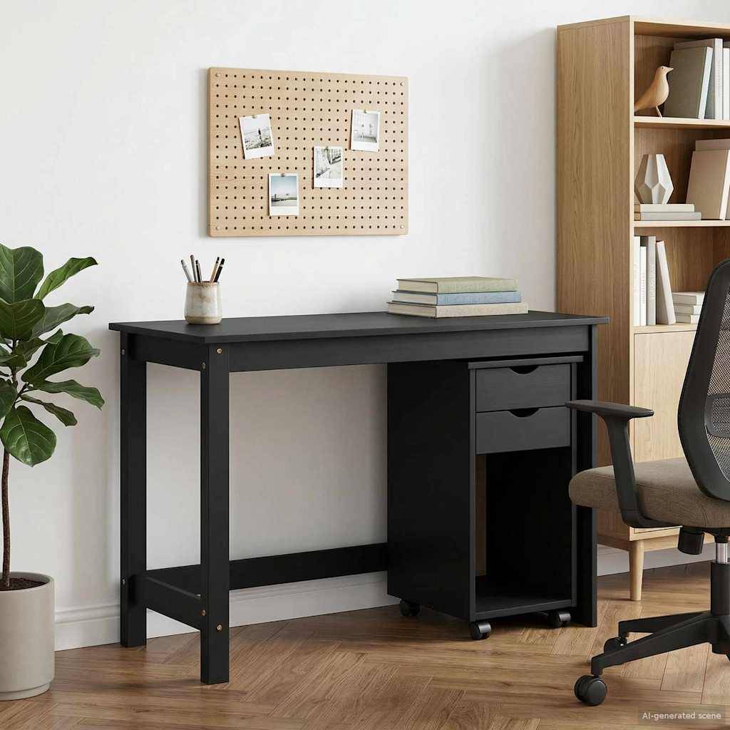 Modernes Homeoffice mit schwarzem Schreibtisch, Lochbrett-Wandorganizer, Büchern, Pflanze, Regalen und einem Bürostuhl auf Holzboden.