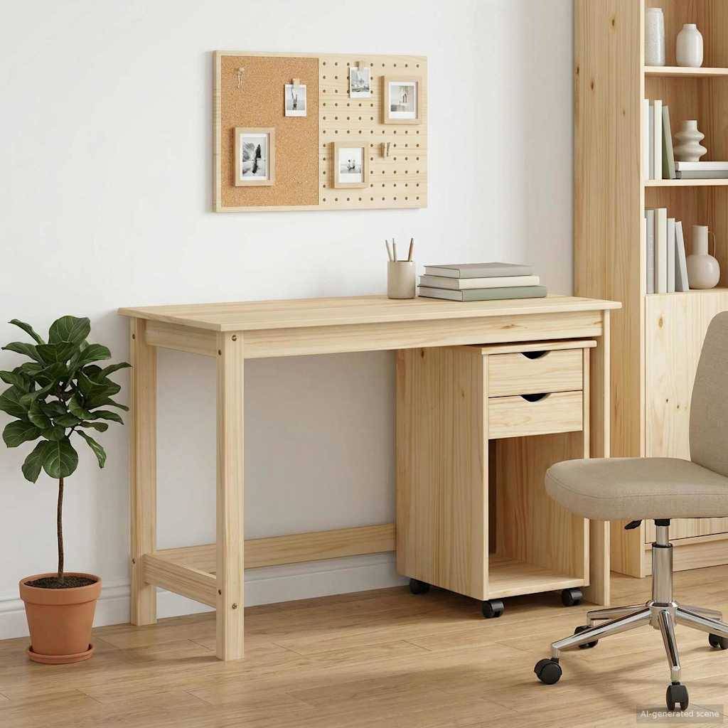 Heller Holzschreibtisch mit zwei Schubladen in einem minimalistischen Homeoffice, mit einer Topfpflanze, Pinnwand, Bücherregal und Bürostuhl.