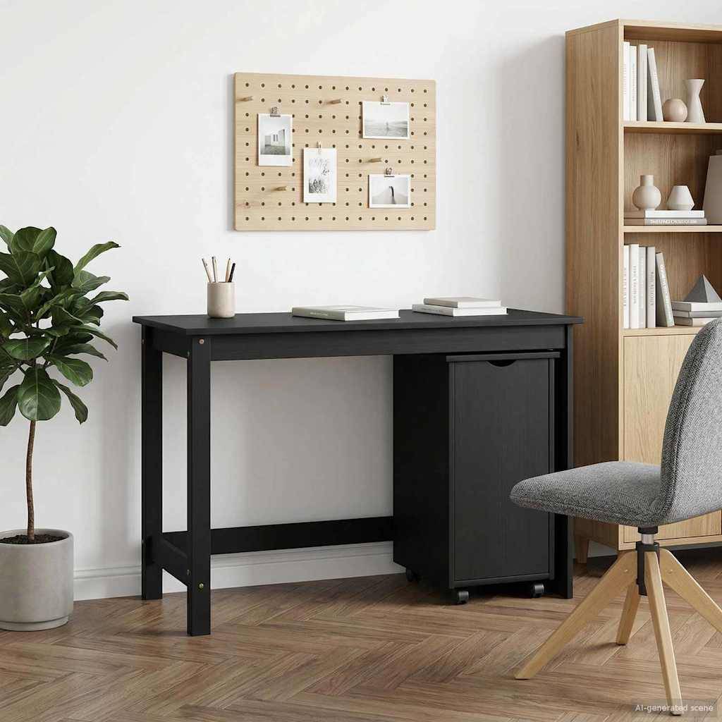 Modernes Homeoffice mit schwarzem Schreibtisch, grauem Stuhl, Topfpflanze, Bücherregal und Wandpegboard mit kleinen Fotos und Notizen.