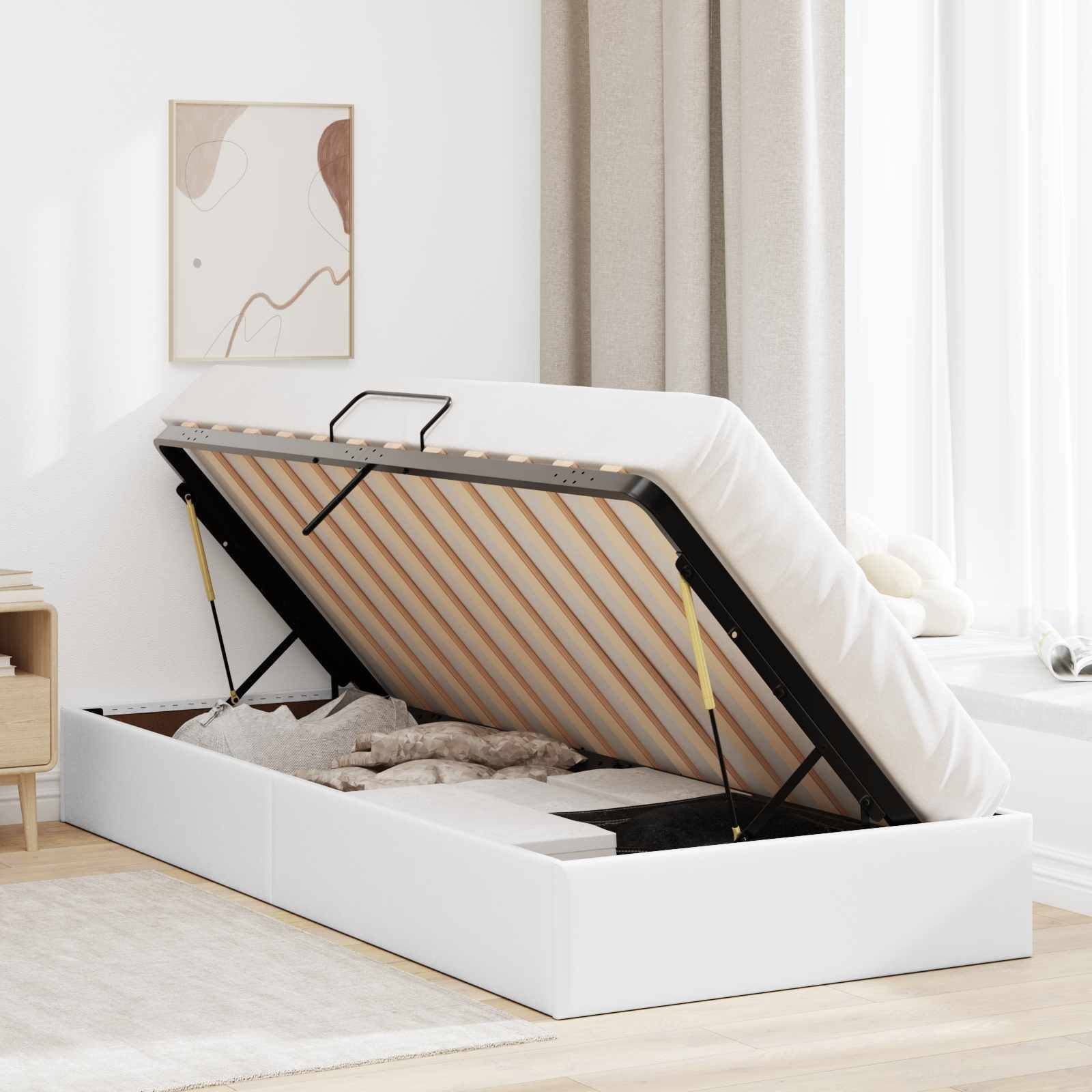 Weißes gepolstertes Bett mit Hubmechanismus offen, um das Stauraum-Fach unter dem Bett und die lattenroste Basis mit Stützstreben in einem hellen Schlafzimmer zu zeigen.