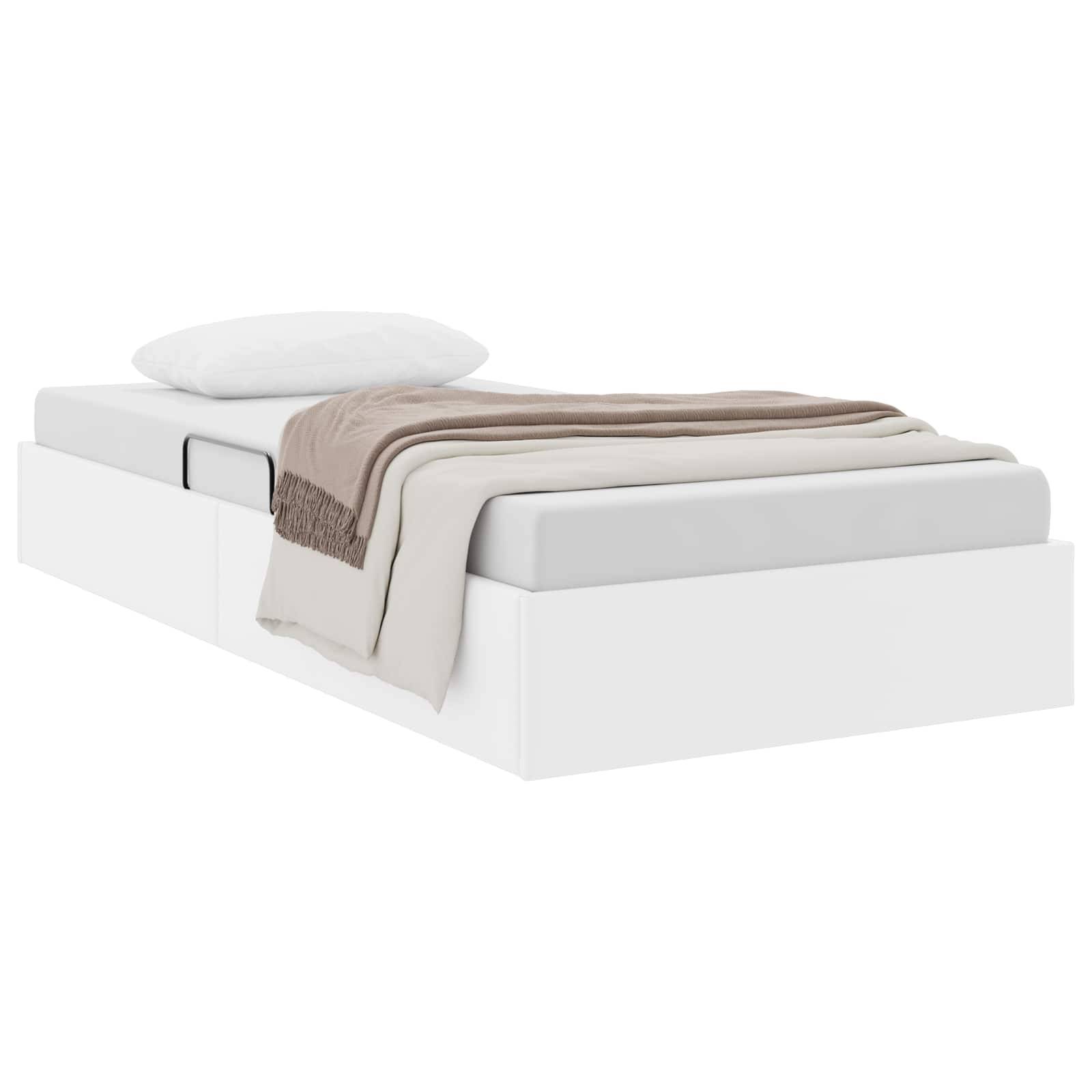 Minimalistisches weißes Bett mit Kissen und zusammengelegter Decke auf weißem Hintergrund.