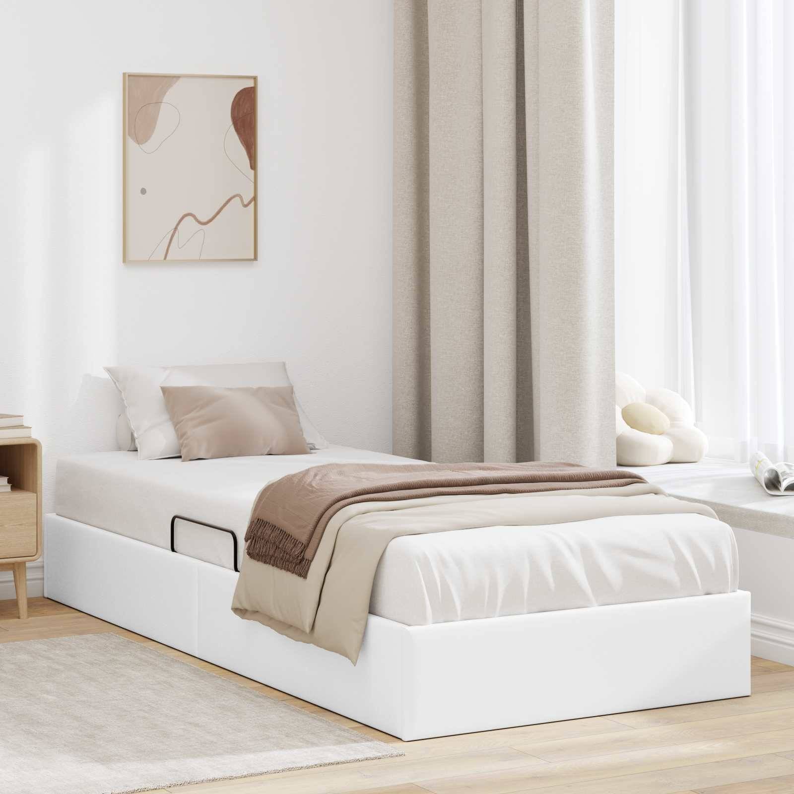 Minimales Schlafzimmer mit einem ordentlich gemachten weißen Einzelbett, beigefarbener Bettwäsche, Vorhängen, Wandkunst und einem hellen Fenstersitz.