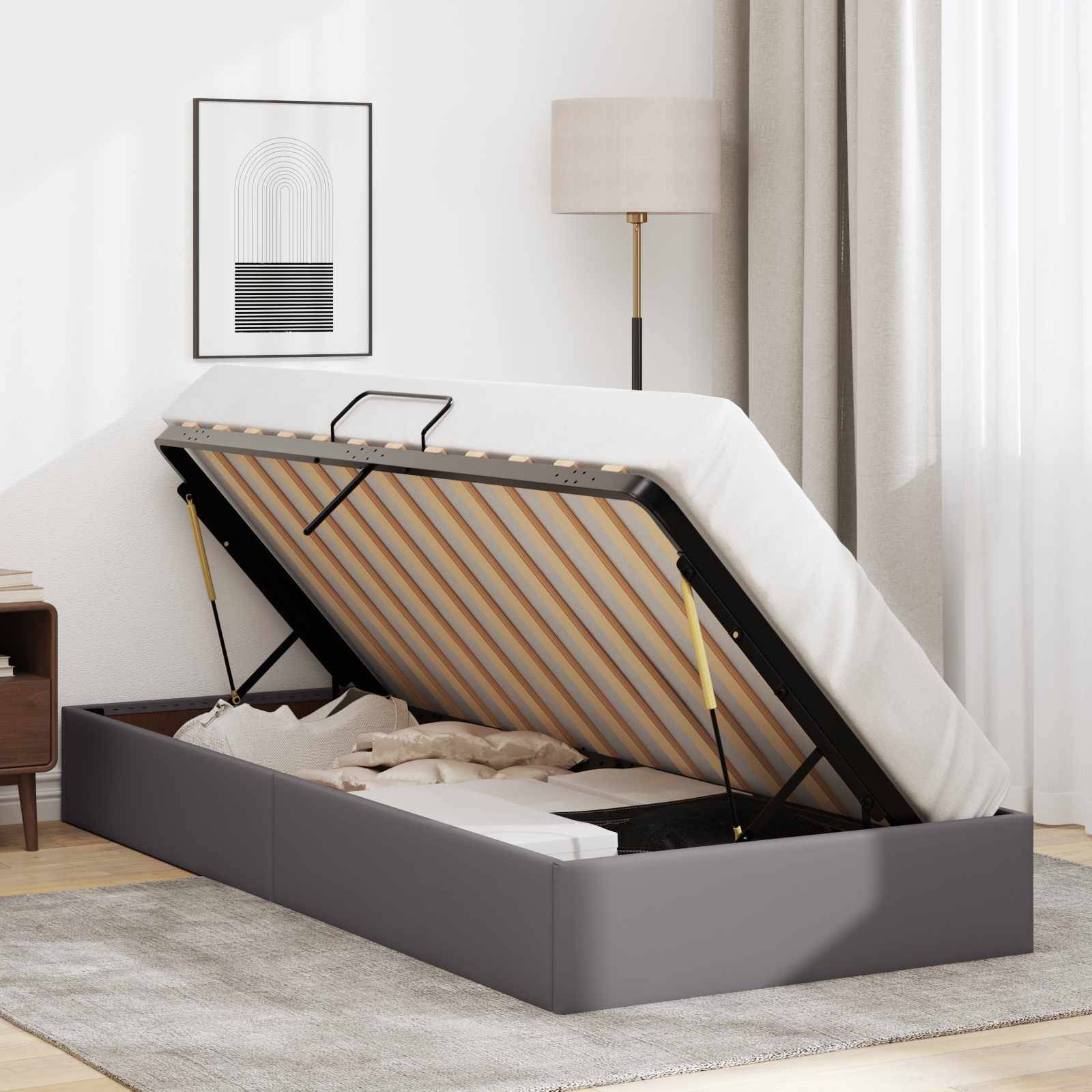 Bett mit Hubmechanismus und angehobener Matratze, die ein Lagerfach unter dem Bett in einem modernen Schlafzimmer enthüllt.