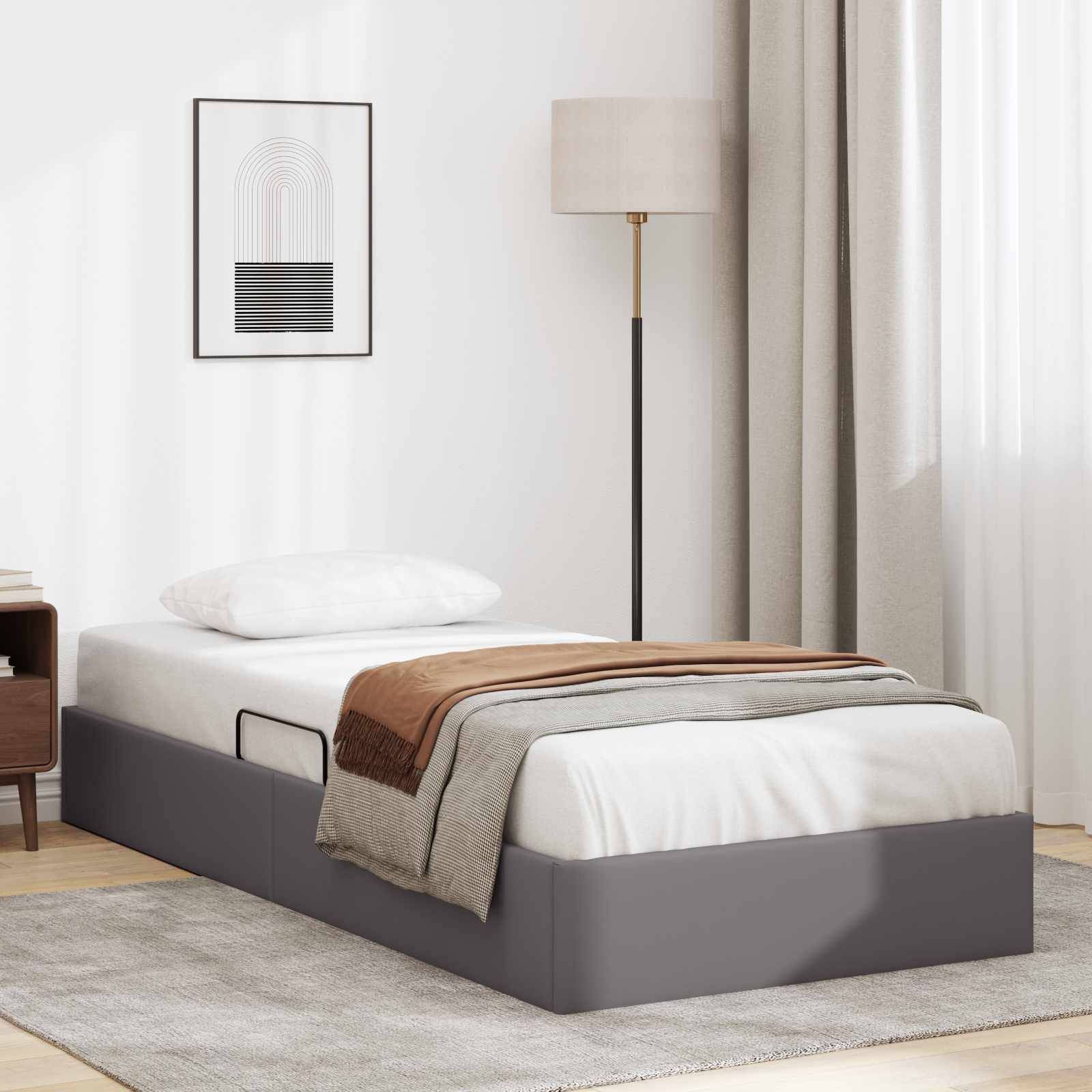Minimalistisches Schlafzimmer mit grauem Polsterbett, weißer Bettwäsche, brauen und beigen Wurftüchern, Stehleuchte, gerahmter Wandkunst und transparenten Vorhängen.
