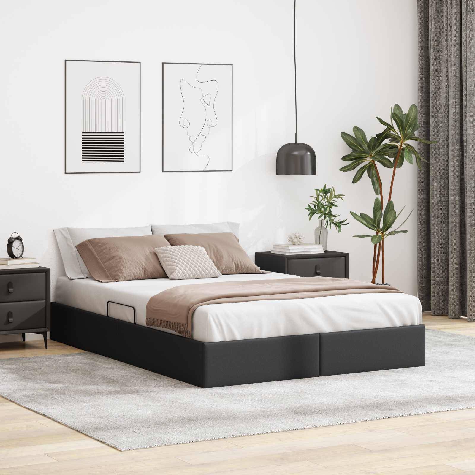 Modernes Schlafzimmer mit niedrigem schwarzem Plattformbett, beigefarbener Bettwäsche, zwei gerahmten abstrakten Drucken, Pendelleuchte, Nachttischen, Pflanzen und Vorhängen.